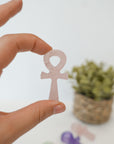 Ankh de Fluorita o Cuarzo Rosa – Vida, Protección y Energía Divina