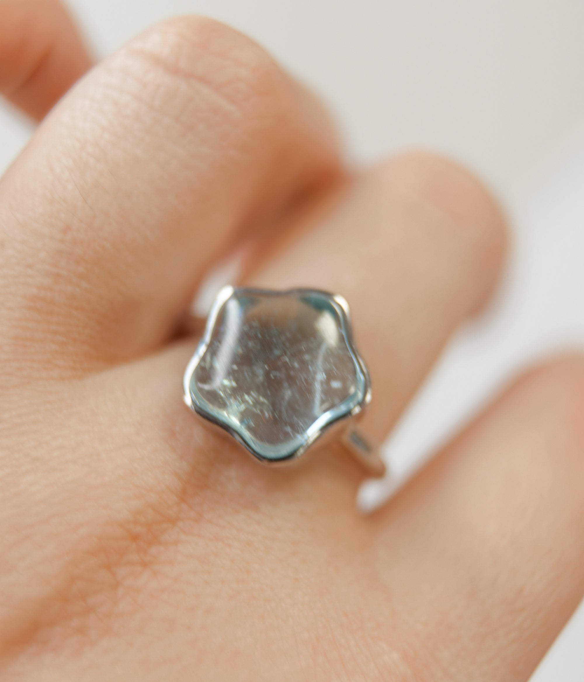 Anillo de Topacio Azul en Plata – Calidad Extra y Adaptable – Claridad, Calma y Comunicación