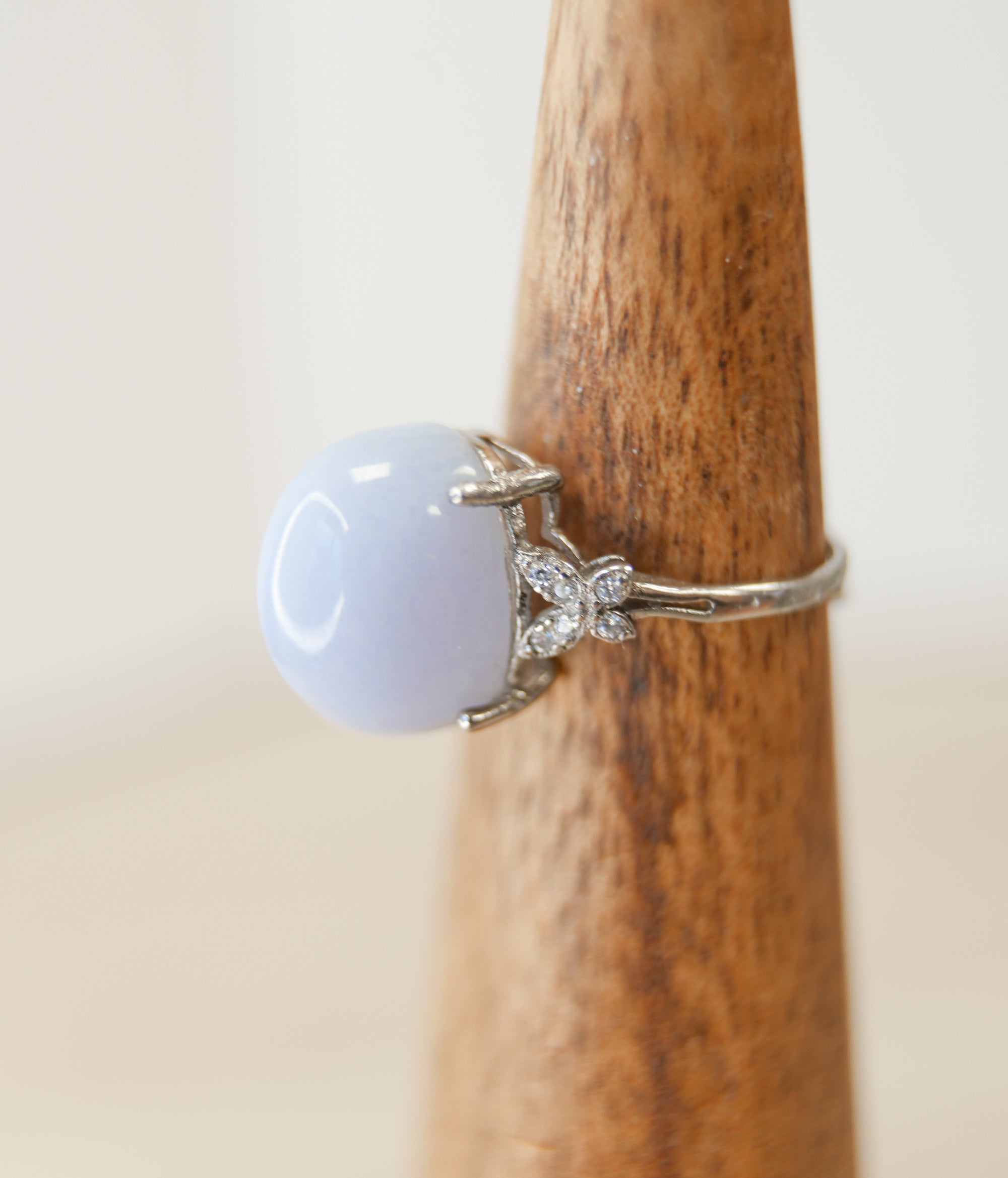 Anillo de Calcedonia en Plata – Calma, Comunicación y Energía Suave