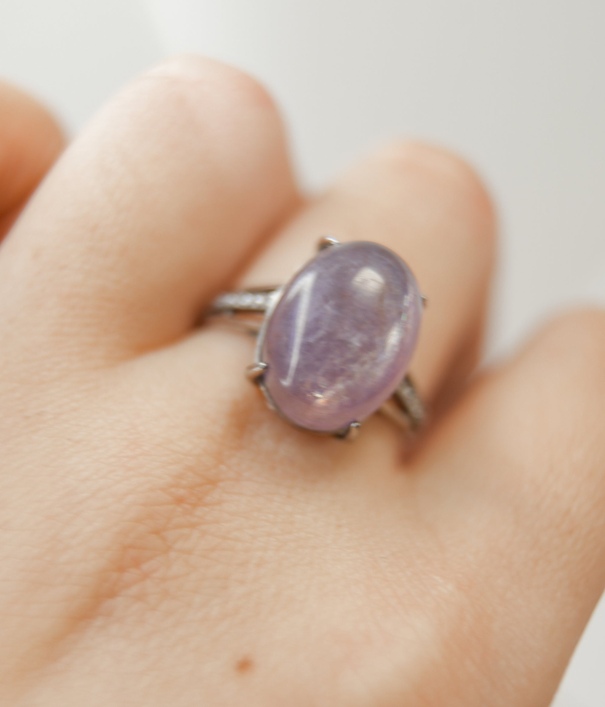 Anillo de Lepidolita en Plata – Calma, Equilibrio y Liberación Emocional