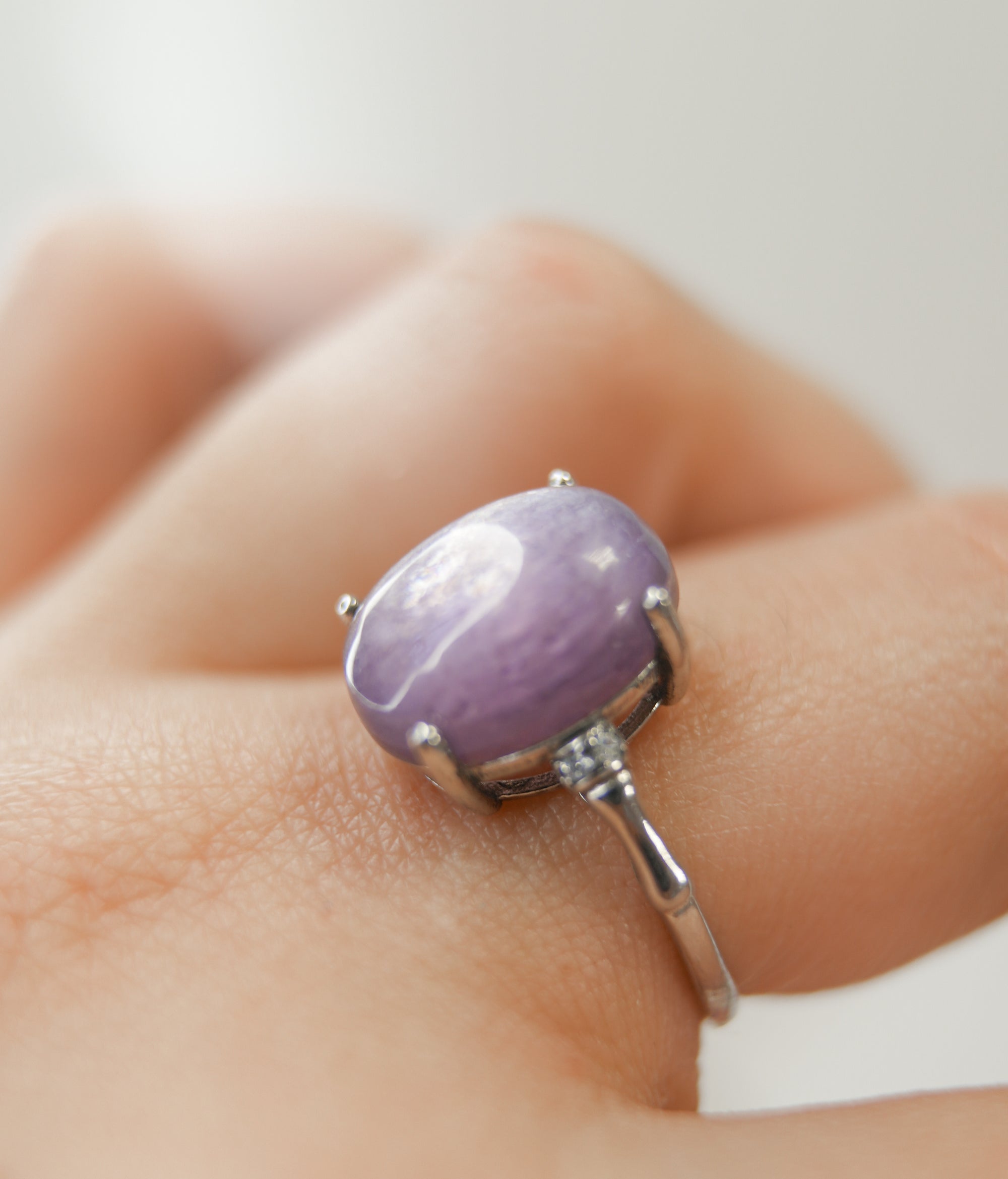 Anillo de Lepidolita en Plata – Calma, Equilibrio y Liberación Emocional