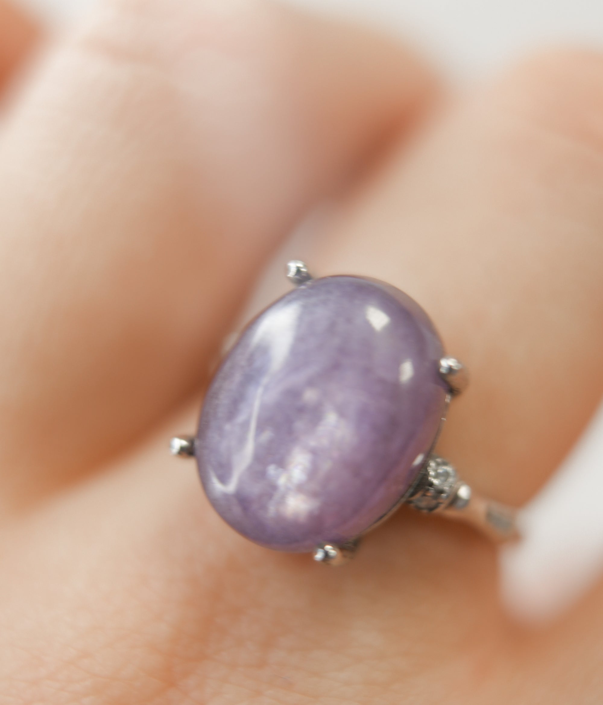 Anillo de Lepidolita en Plata – Calma, Equilibrio y Liberación Emocional