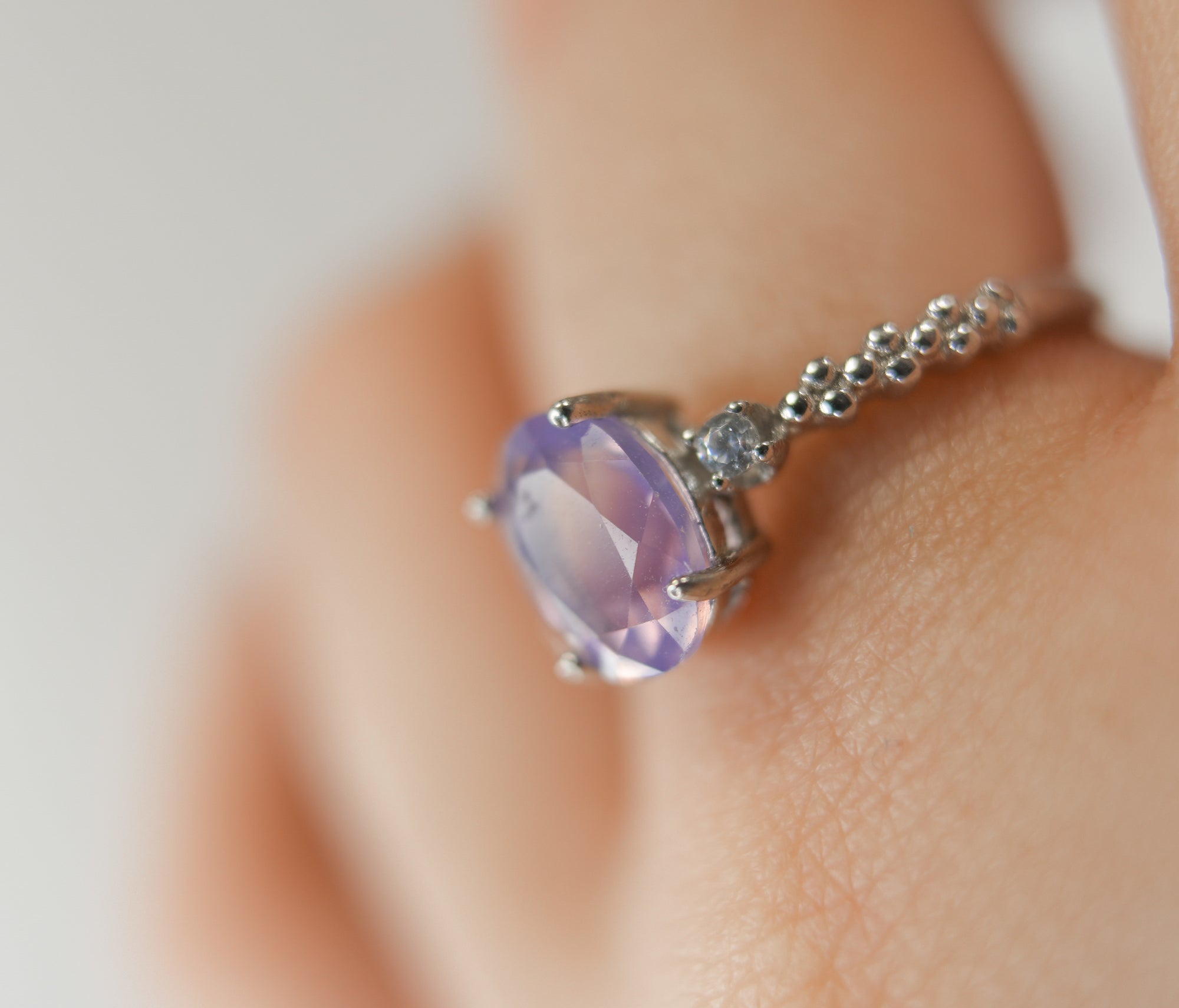 Anillo de Amatista Lavanda – Suavidad, Equilibrio y Conexión
