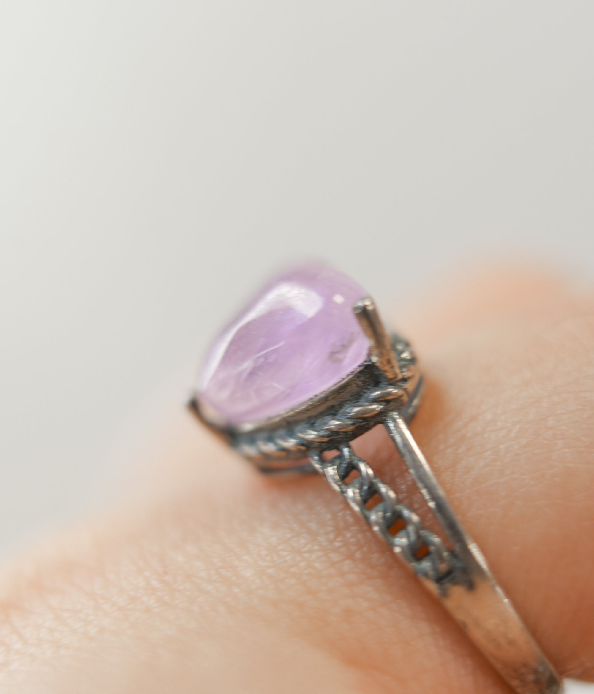 Anillo Corazón de Kunzita en Plata – Amor, Calma y Apertura del Corazón