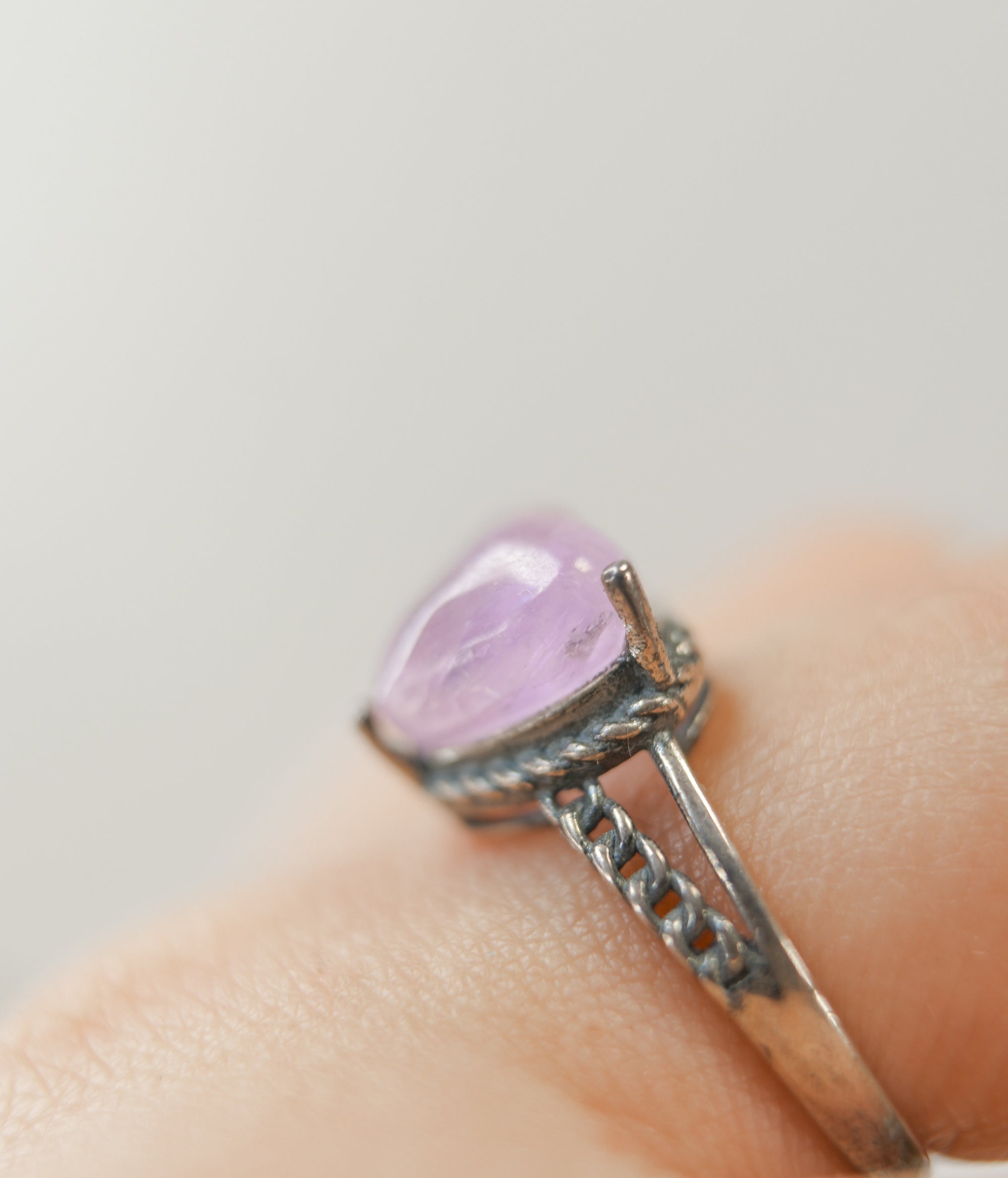 Anillo Corazón de Kunzita en Plata – Amor, Calma y Apertura del Corazón