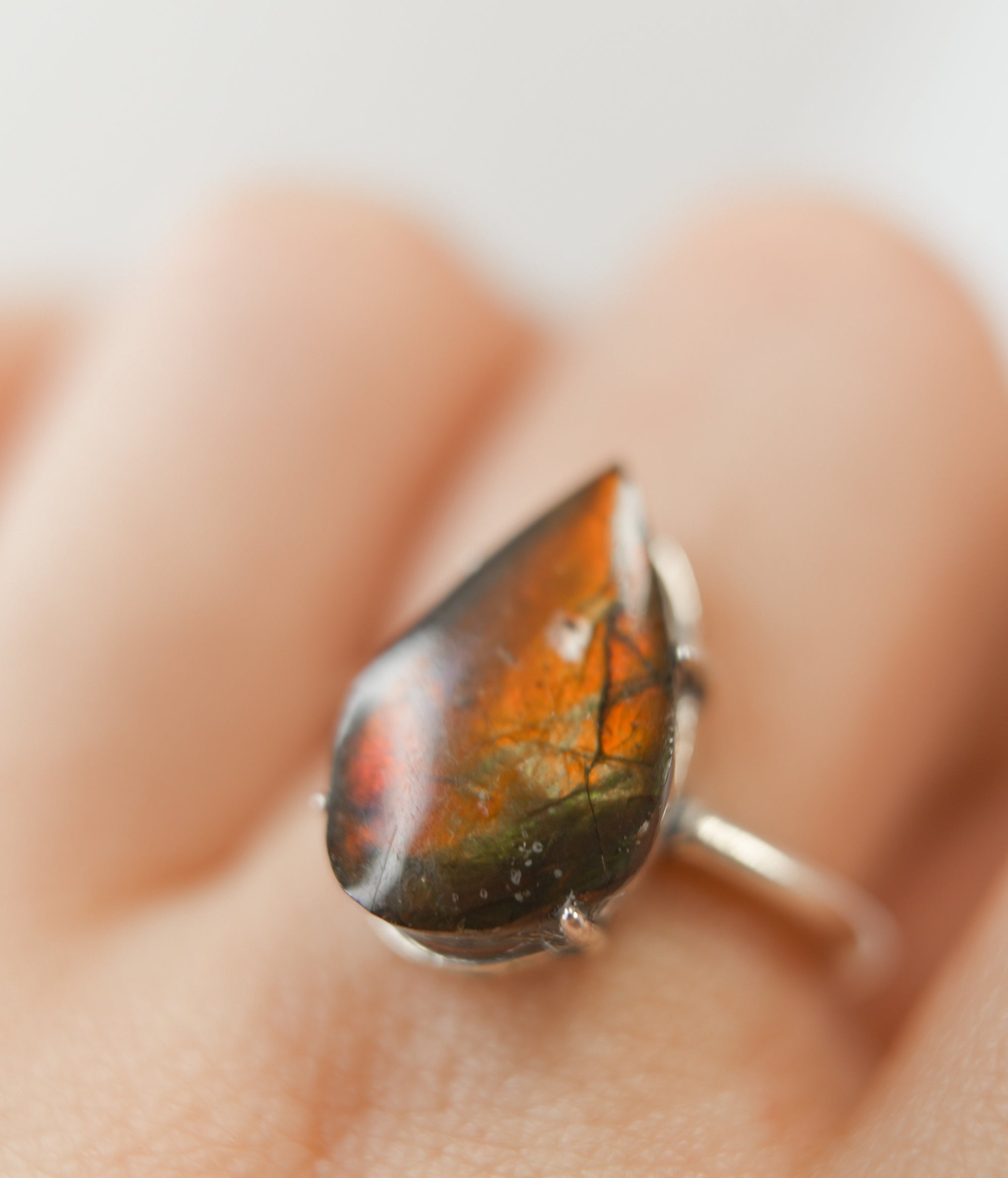 Anillo de Ammolita en Plata – Evolución, Energía Vital y Magia Ancestral