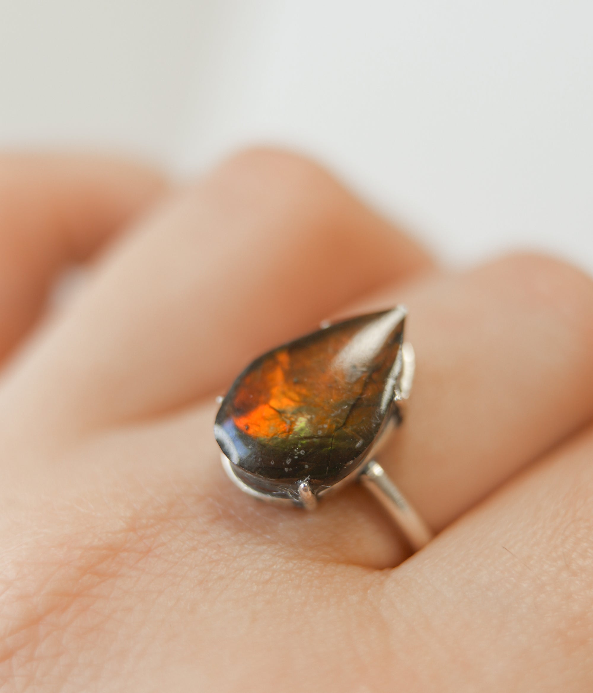 Anillo de Ammolita en Plata – Evolución, Energía Vital y Magia Ancestral