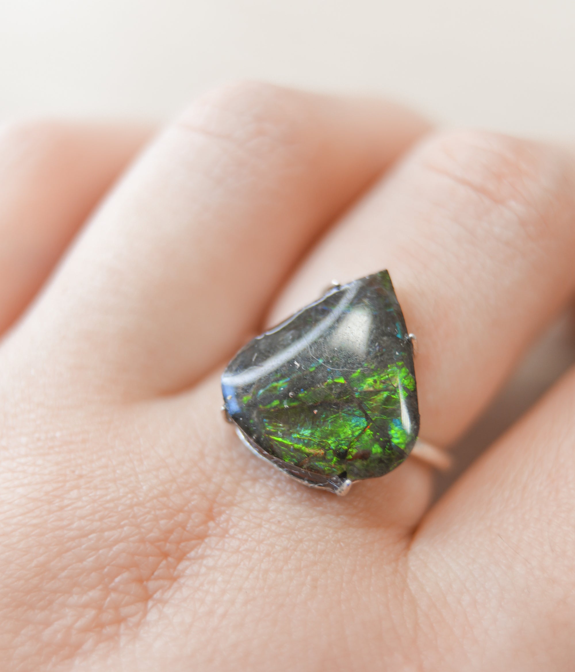 Anillo de Ammolita en Plata – Evolución, Energía Vital y Magia Ancestral