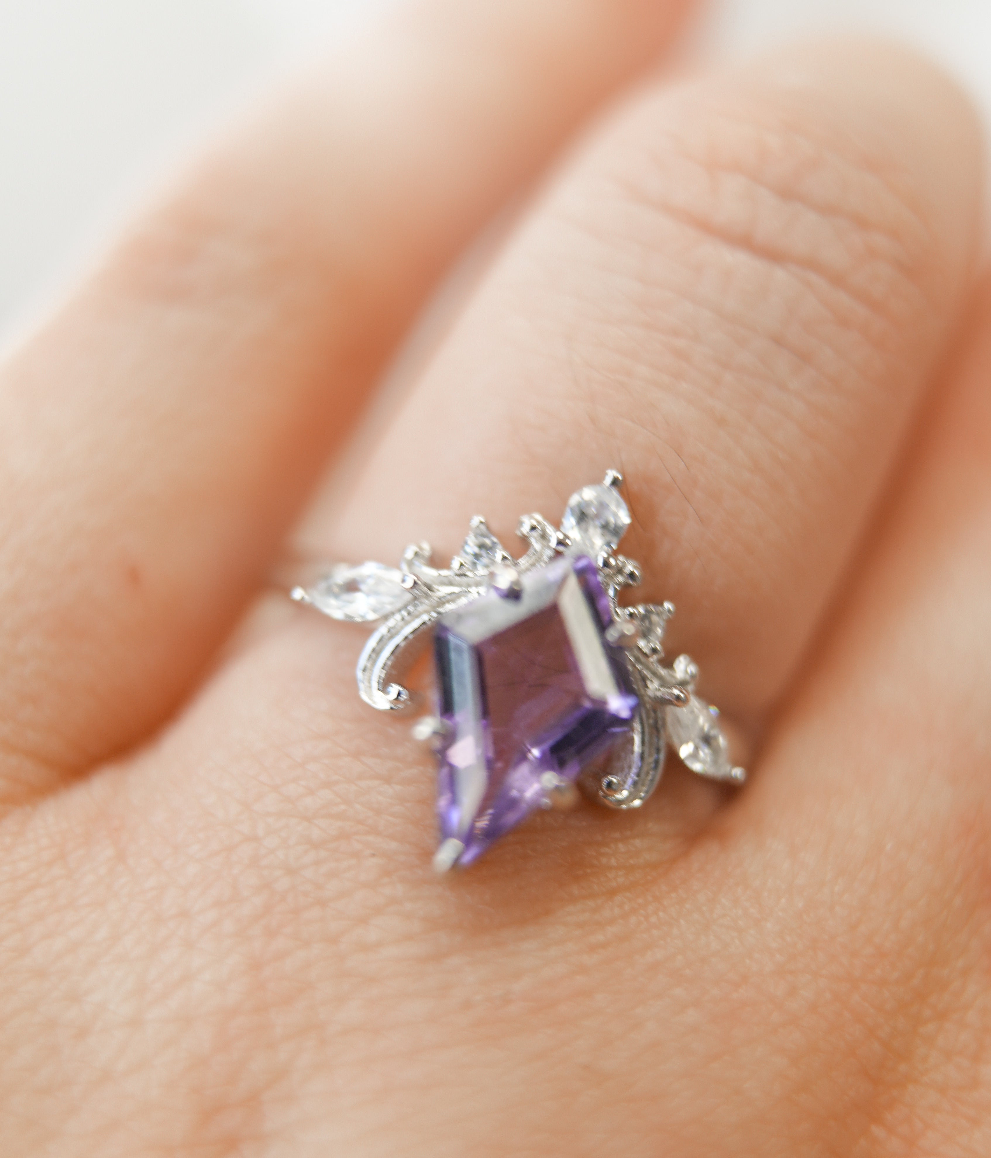 Anillo de Amatista en Plata – Calma, Intuición y Sabiduría Espiritual