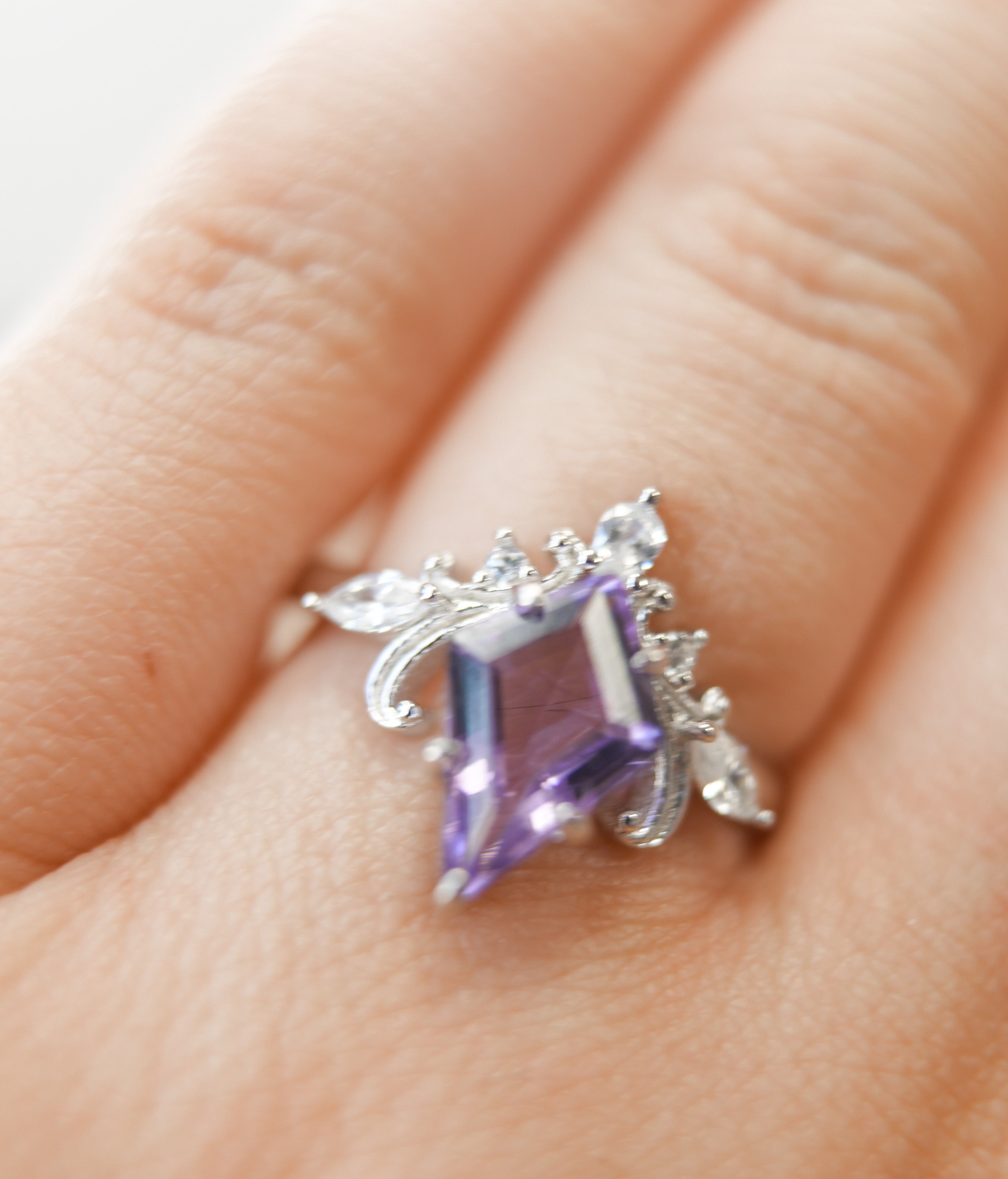 Anillo de Amatista en Plata – Calma, Intuición y Sabiduría Espiritual