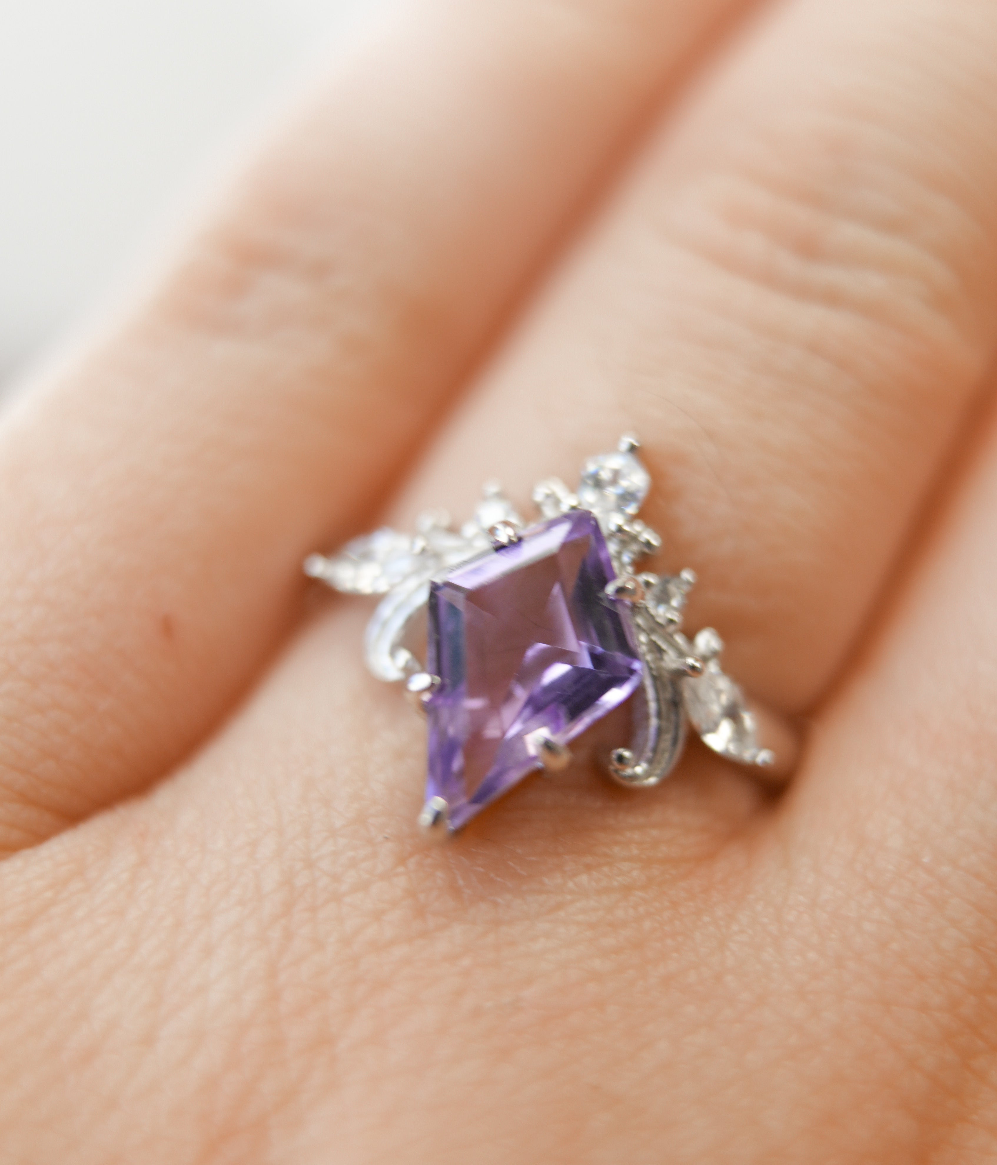 Anillo de Amatista en Plata – Calma, Intuición y Sabiduría Espiritual