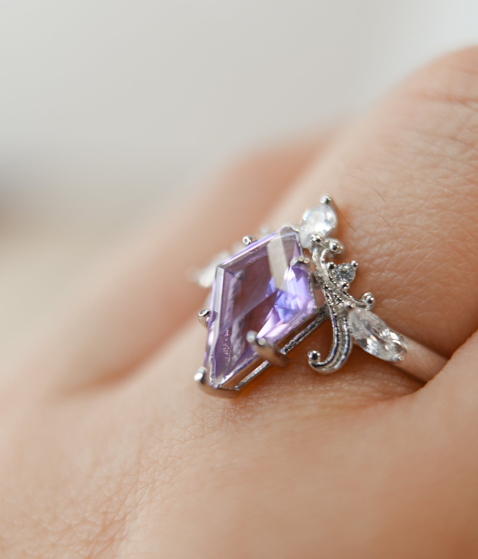 Anillo de Amatista en Plata – Calma, Intuición y Sabiduría Espiritual