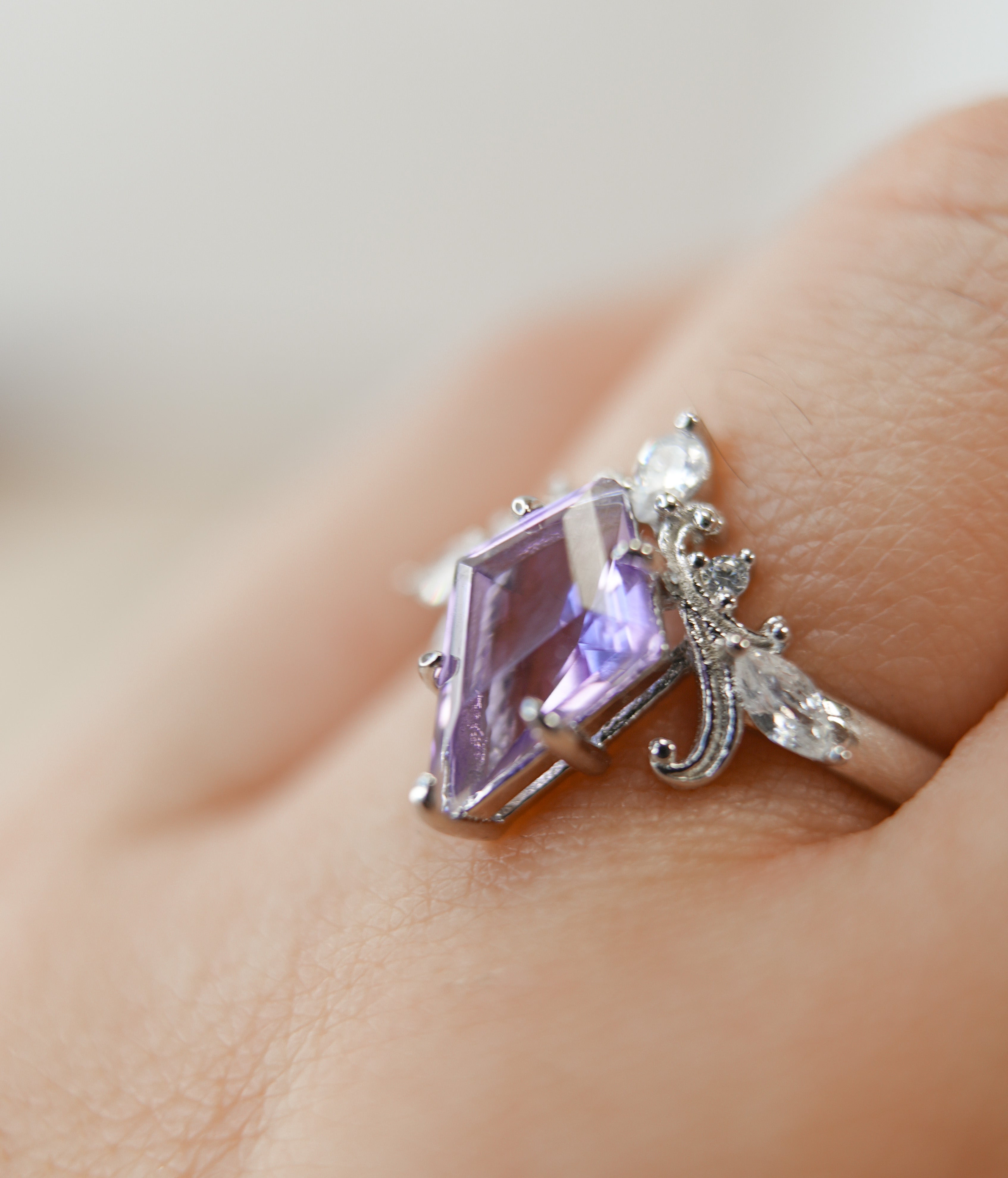 Anillo de Amatista en Plata – Calma, Intuición y Sabiduría Espiritual