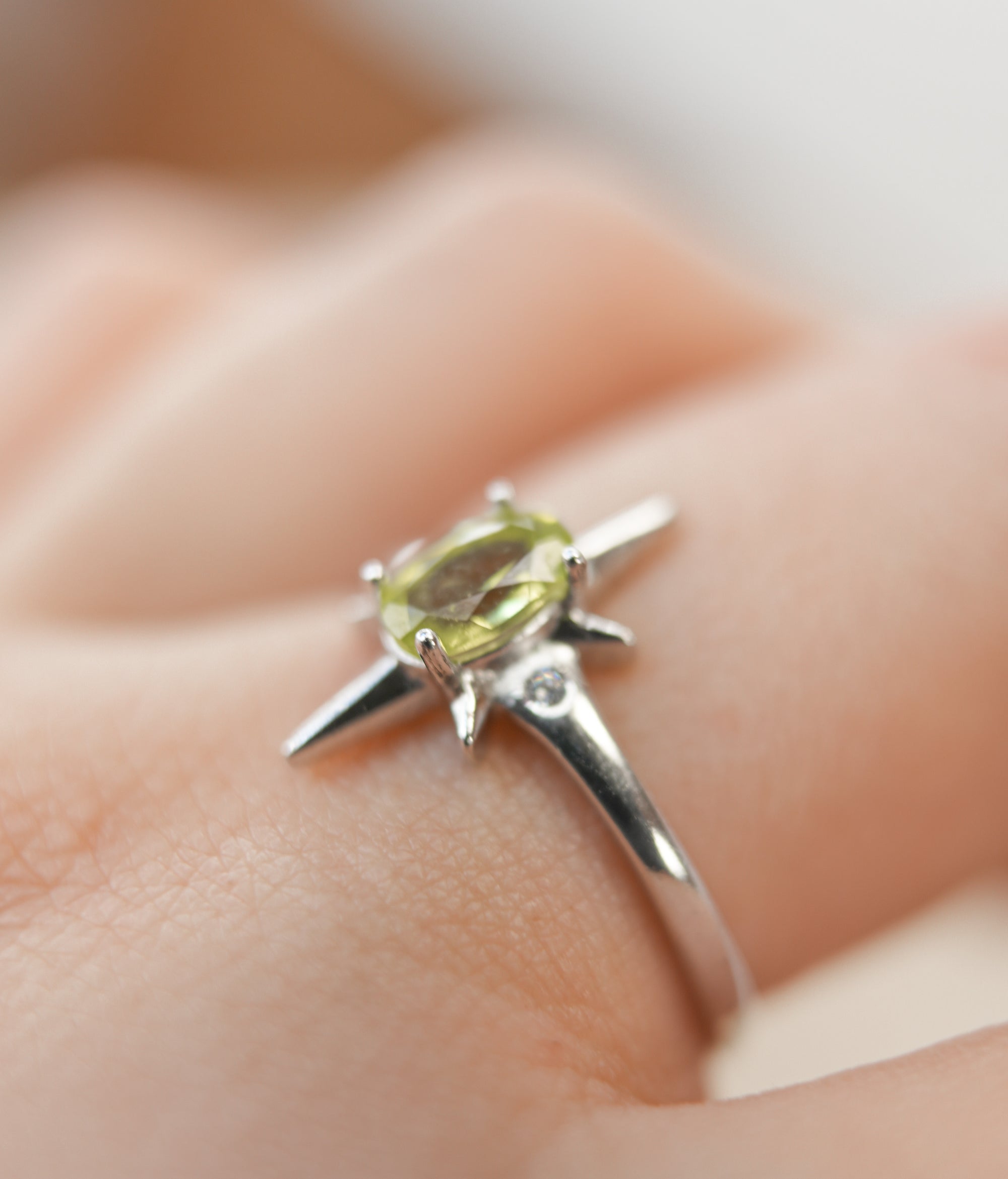 Anillo Estrella de Peridoto en Plata – Vitalidad, Prosperidad y Energía Solar