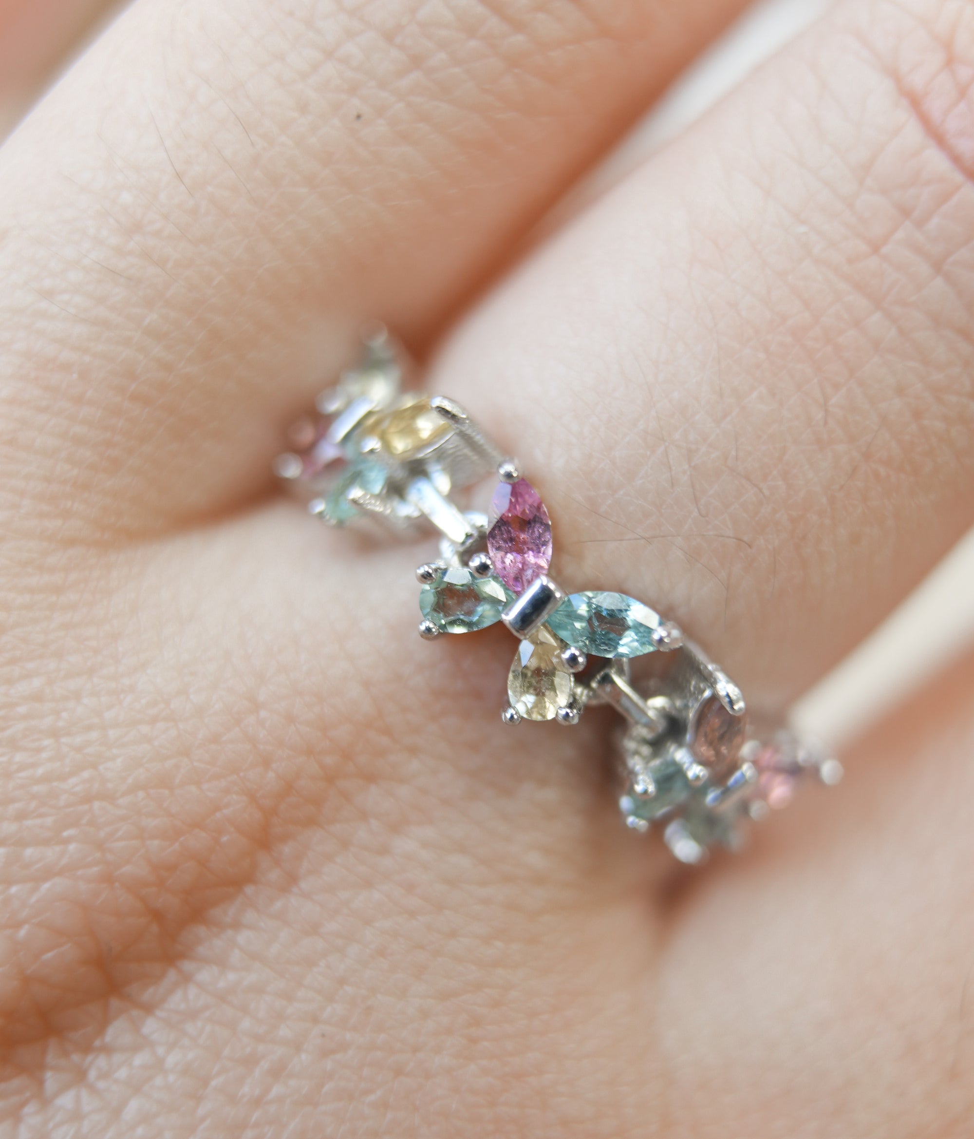 Anillo Mariposa en Plata con Minerales – Transformación, Luz y Energía Multicolor