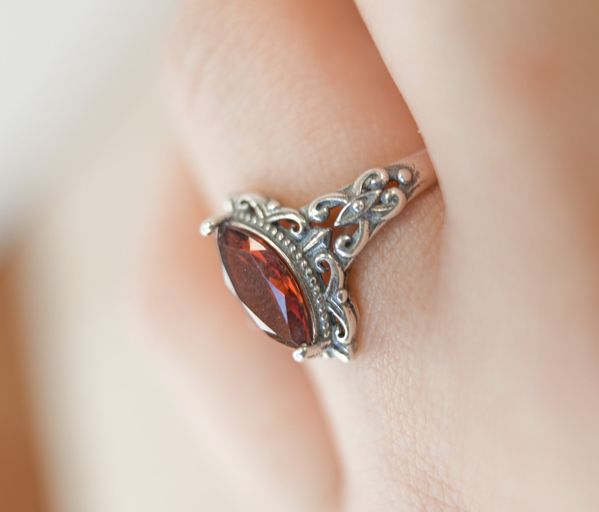 Anillo de Granate en Plata – Pasión, Energía y Confianza