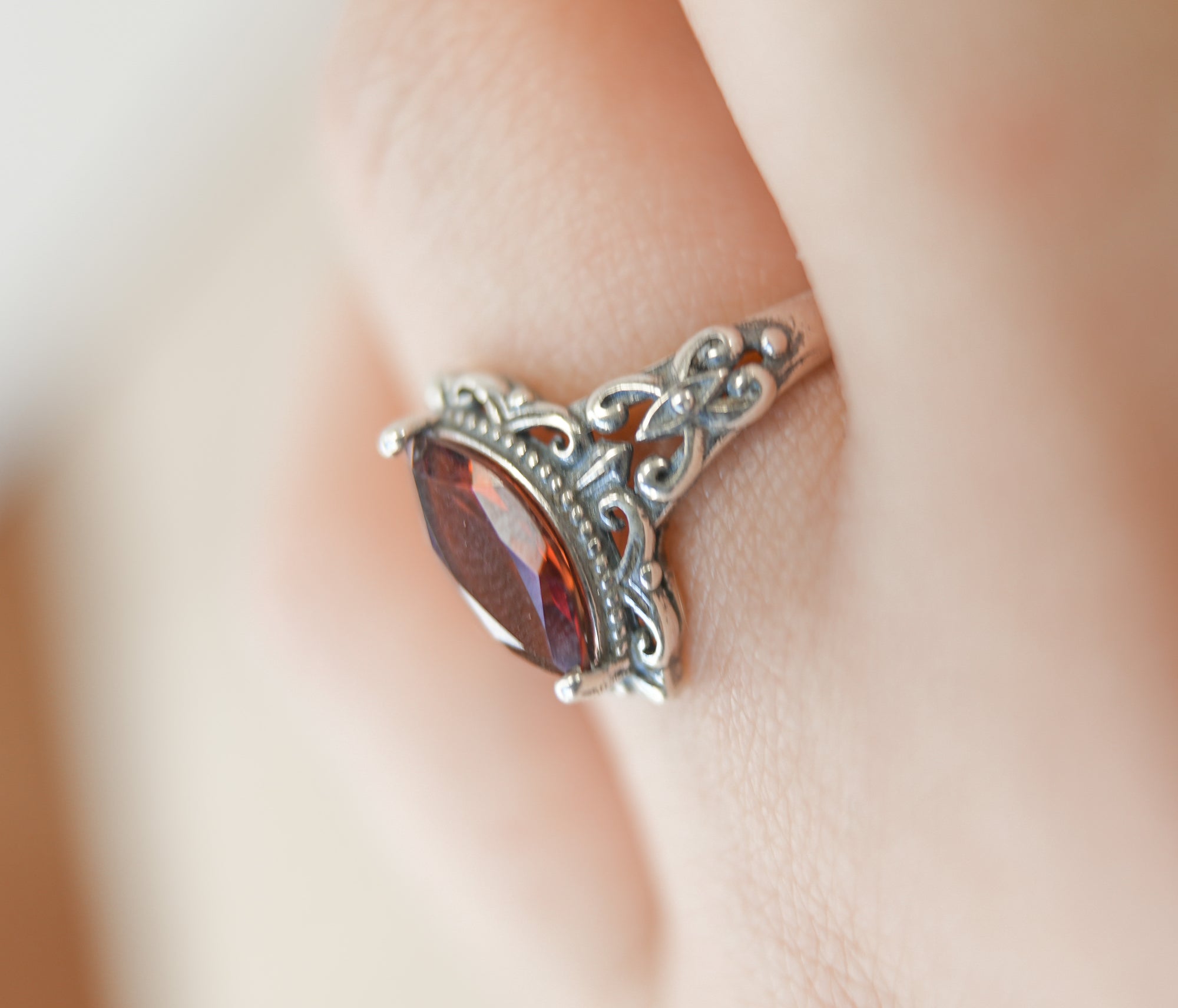 Anillo de Granate en Plata – Pasión, Energía y Confianza