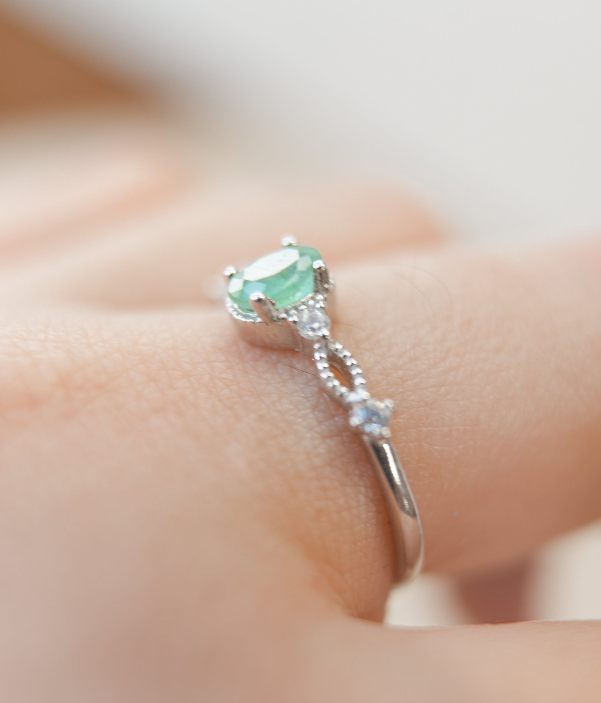 Anillo de Esmeralda en Plata – Renovación, Abundancia y Sabiduría del Corazón