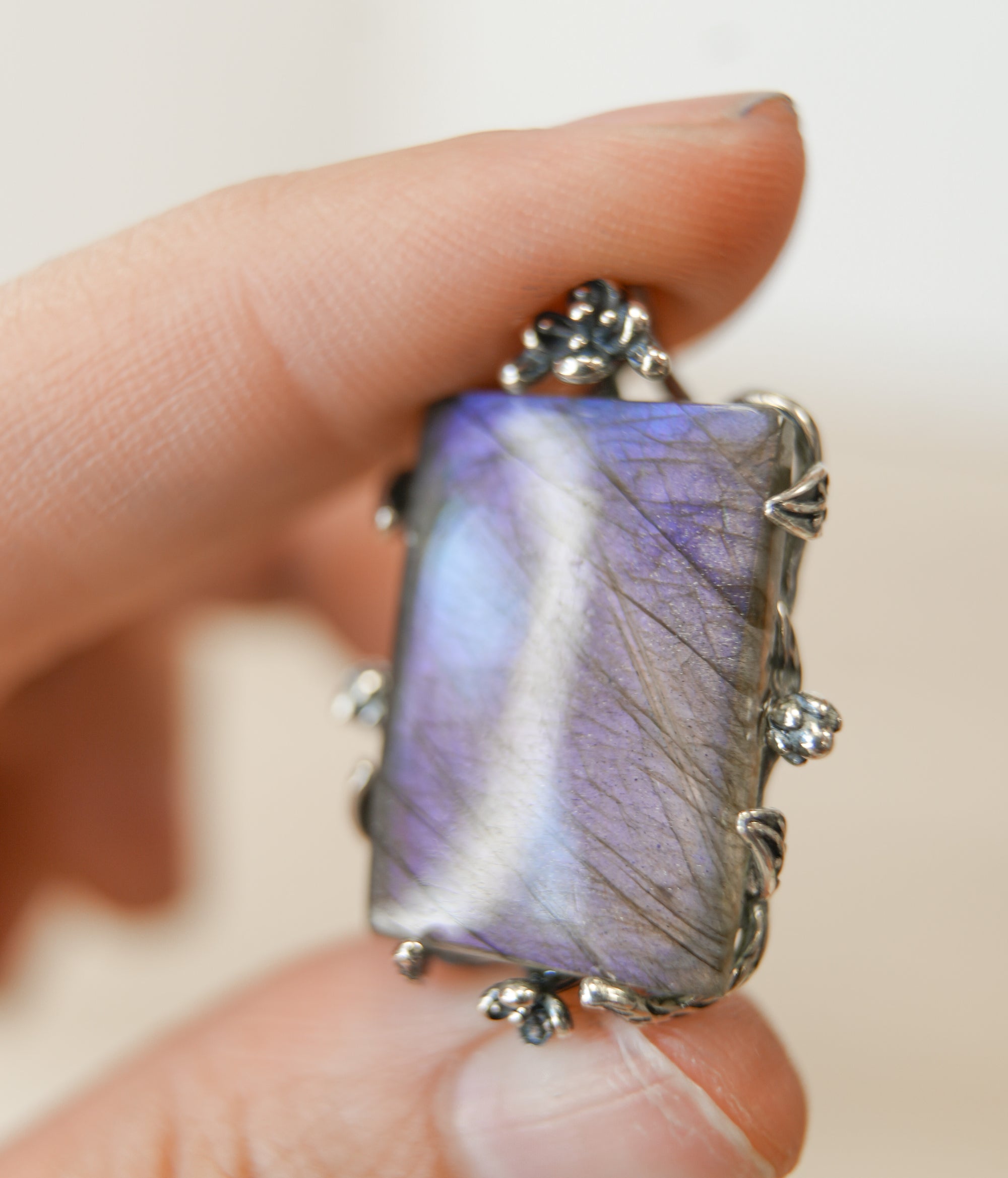 Abalorio de Labradorita en Plata – Protección, Intuición y Magia Interior