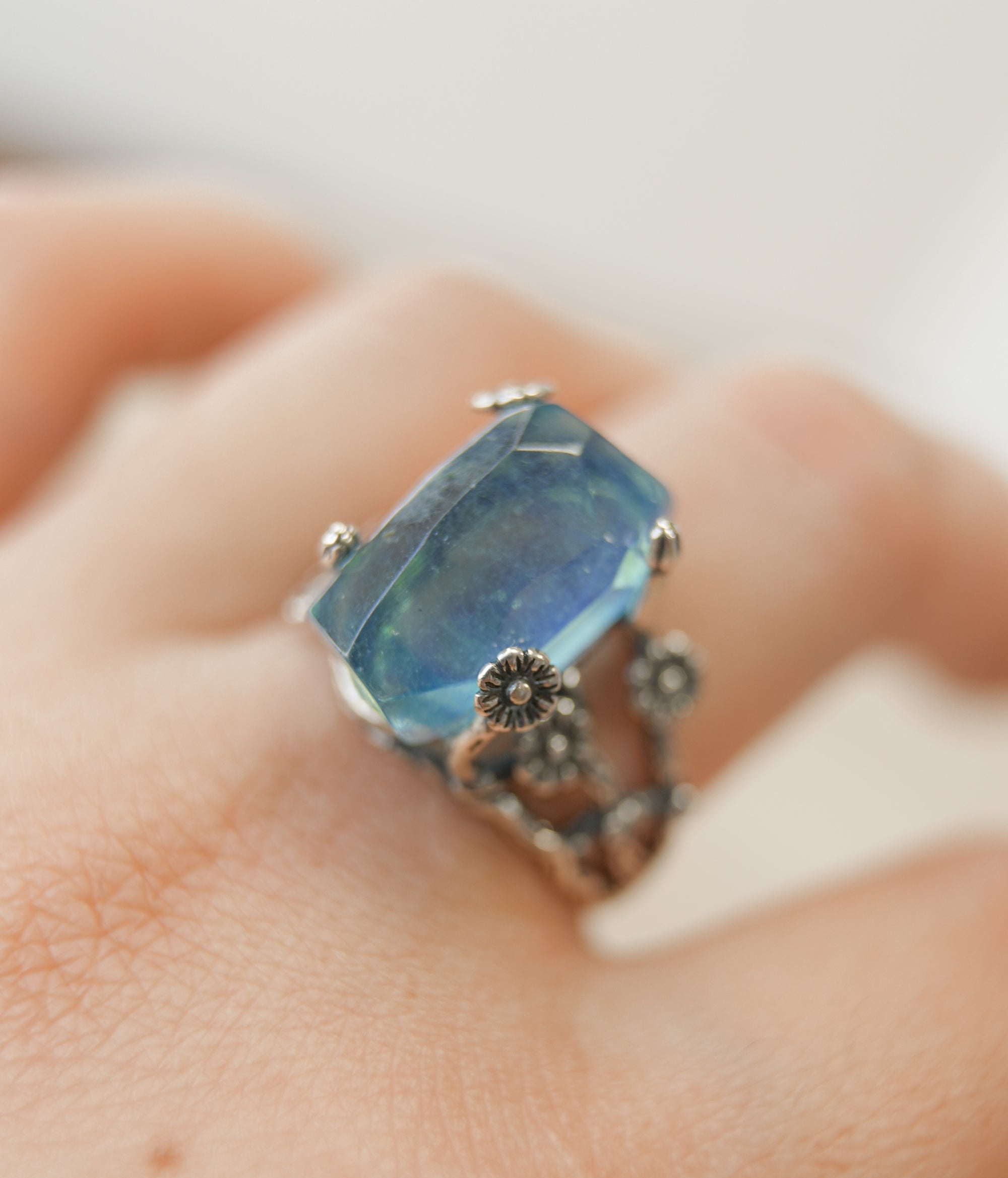 Anillo de Aguamarina con Flores en Plata – Calma, Claridad y Energía del Agua