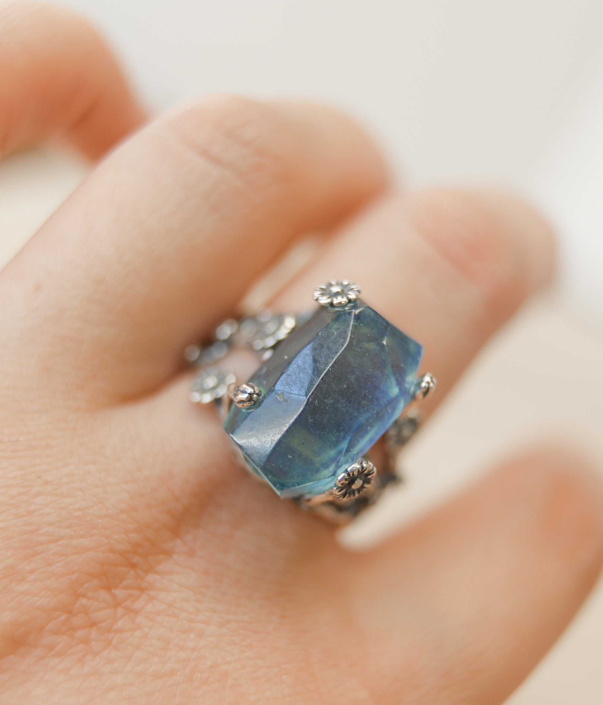 Anillo de Aguamarina con Flores en Plata – Calma, Claridad y Energía del Agua