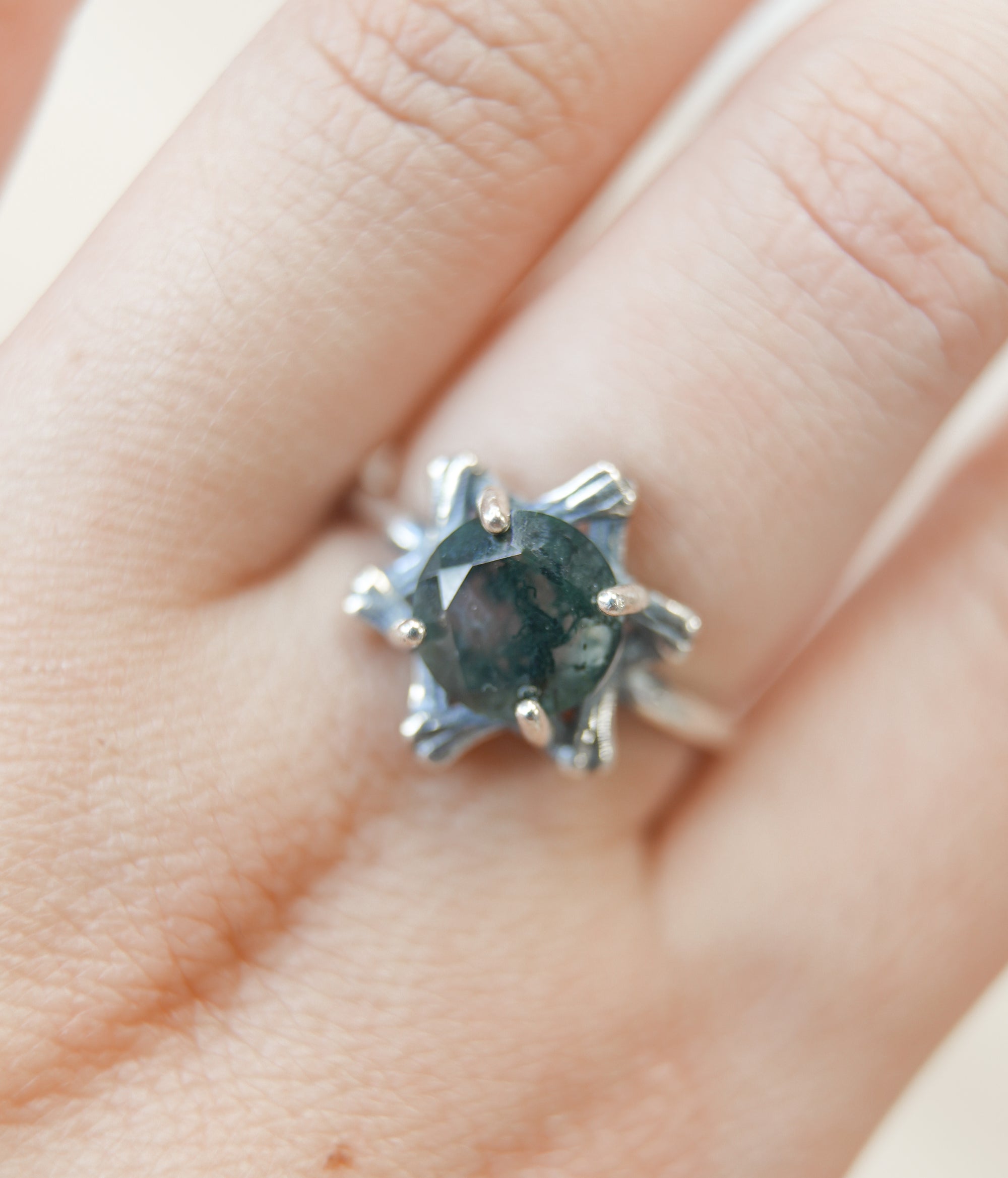 Anillo Estrella de Ágata Musgo en Plata – Armonía, Esperanza y Energía de la Tierra