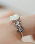 Anillo de Ópalo con Flores en Plata – Inspiración, Dulzura y Magia de la Naturaleza