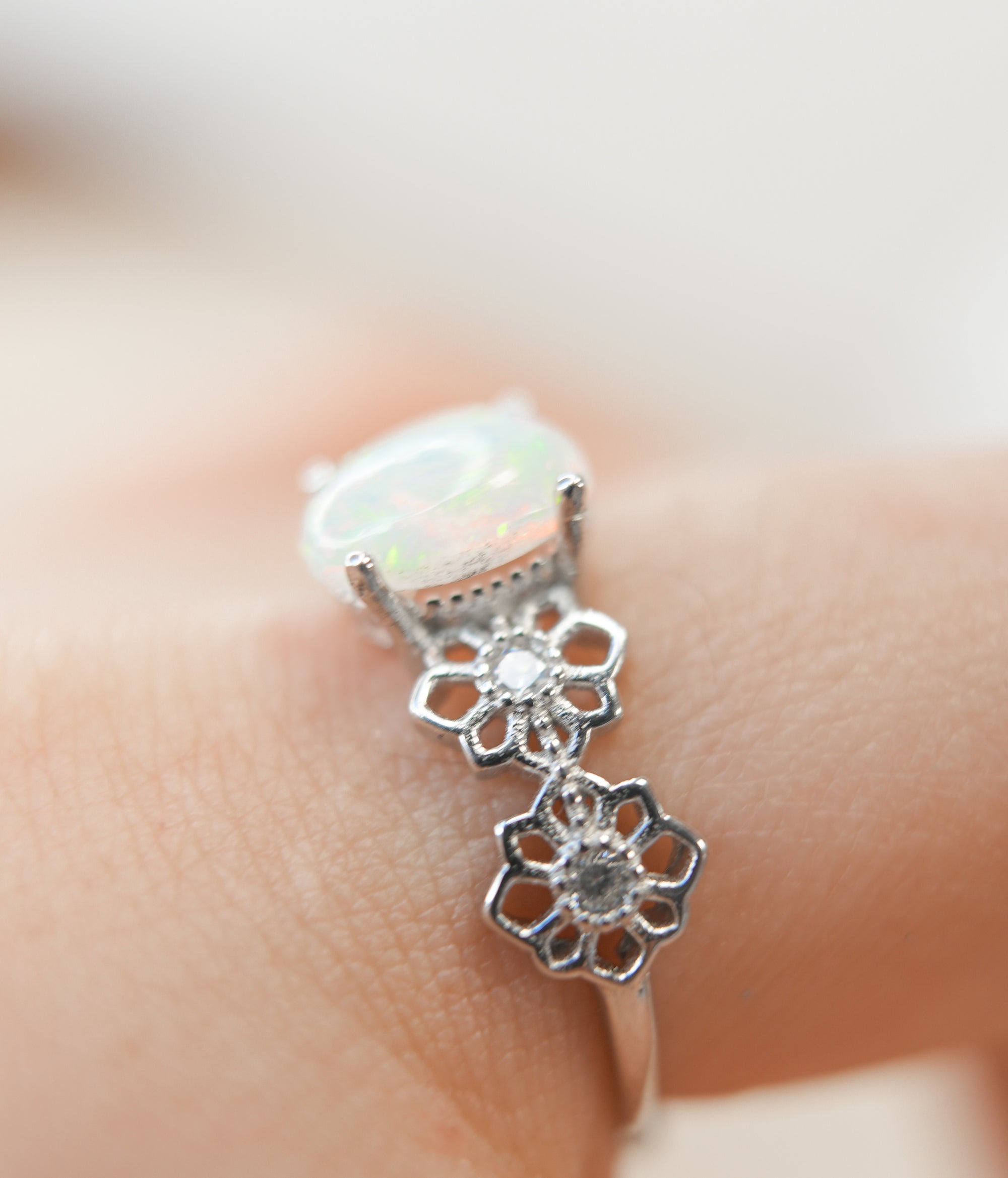 Anillo de Ópalo con Flores en Plata – Inspiración, Dulzura y Magia de la Naturaleza