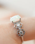 Anillo de Ópalo con Flores en Plata – Inspiración, Dulzura y Magia de la Naturaleza