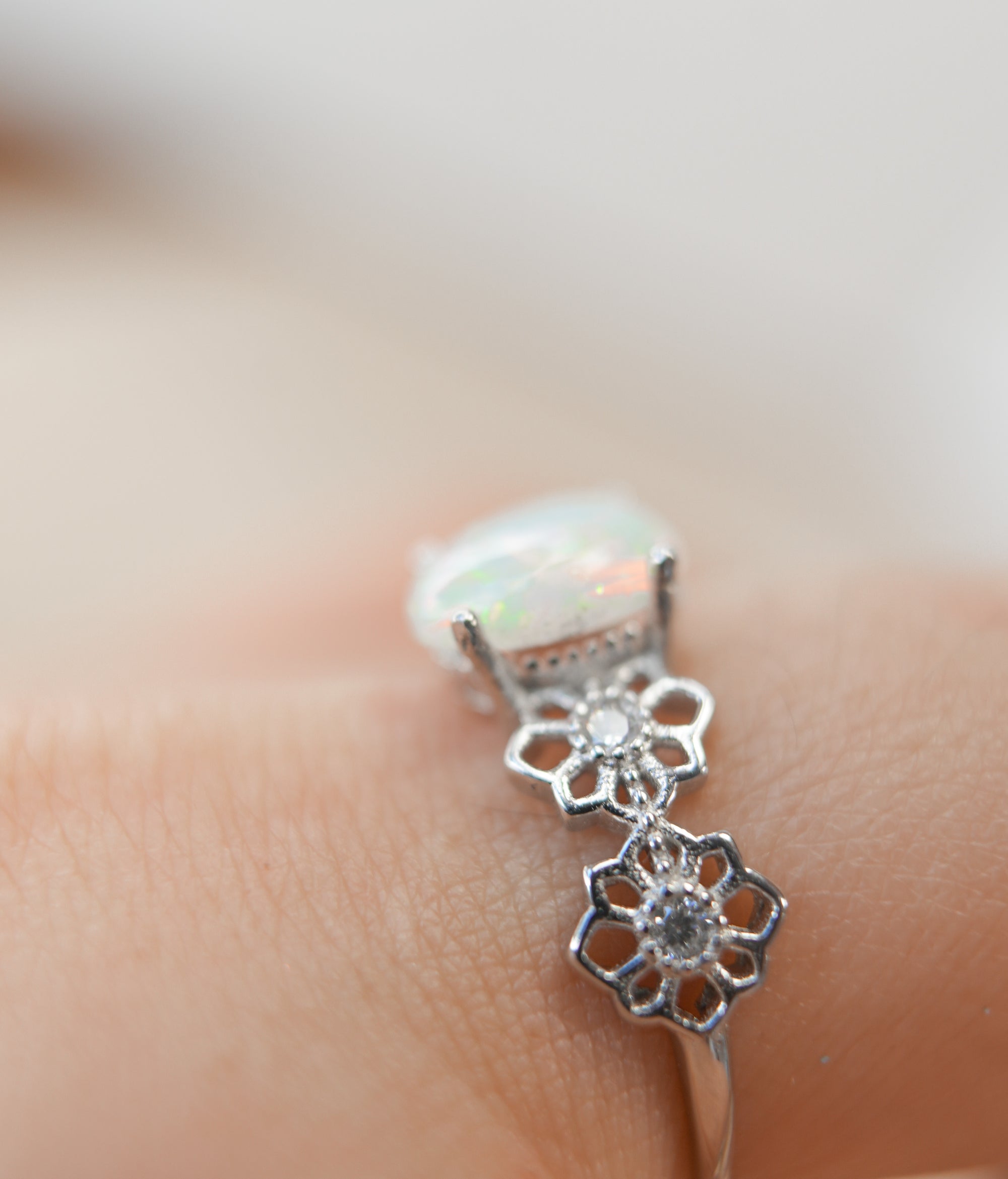 Anillo de Ópalo con Flores en Plata – Inspiración, Dulzura y Magia de la Naturaleza