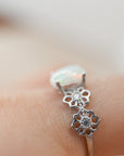 Anillo de Ópalo con Flores en Plata – Inspiración, Dulzura y Magia de la Naturaleza