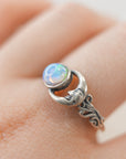 Anillo de Ópalo con Luna en Plata – Intuición, Creatividad y Magia Interior