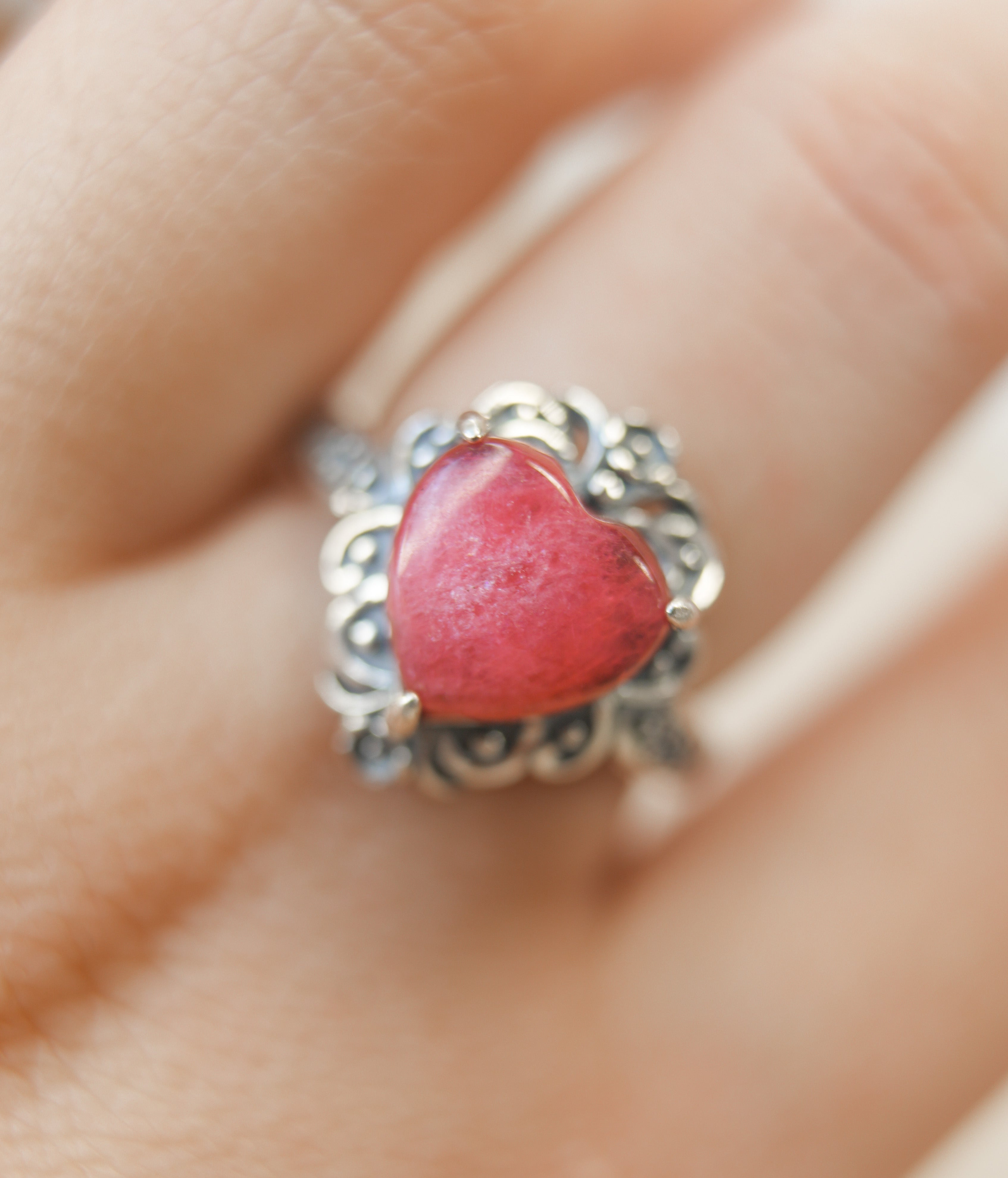 Anillo Corazón de Rodonita en Plata – Amor Propio, Sanación y Equilibrio Emocional