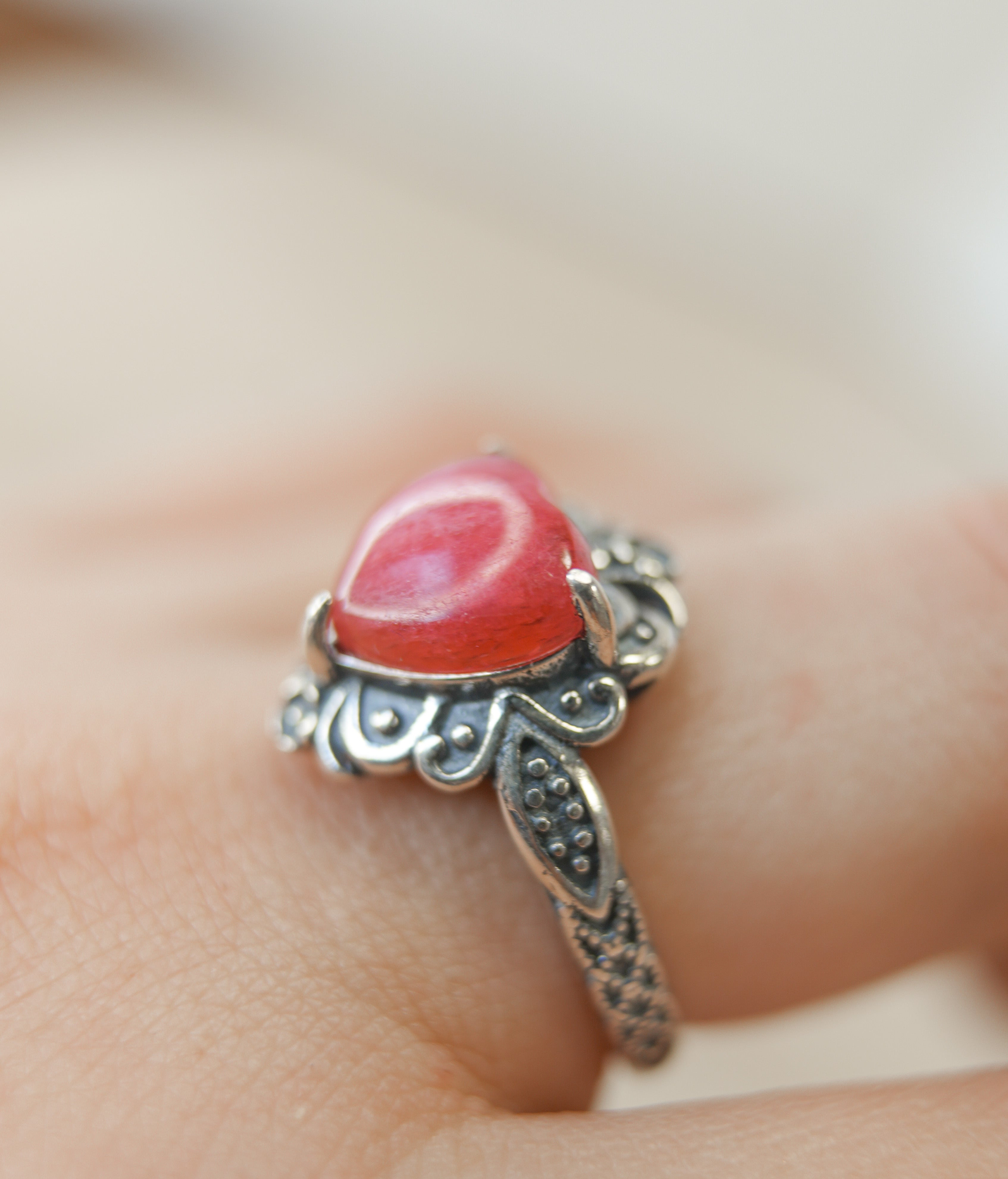 Anillo Corazón de Rodonita en Plata – Amor Propio, Sanación y Equilibrio Emocional