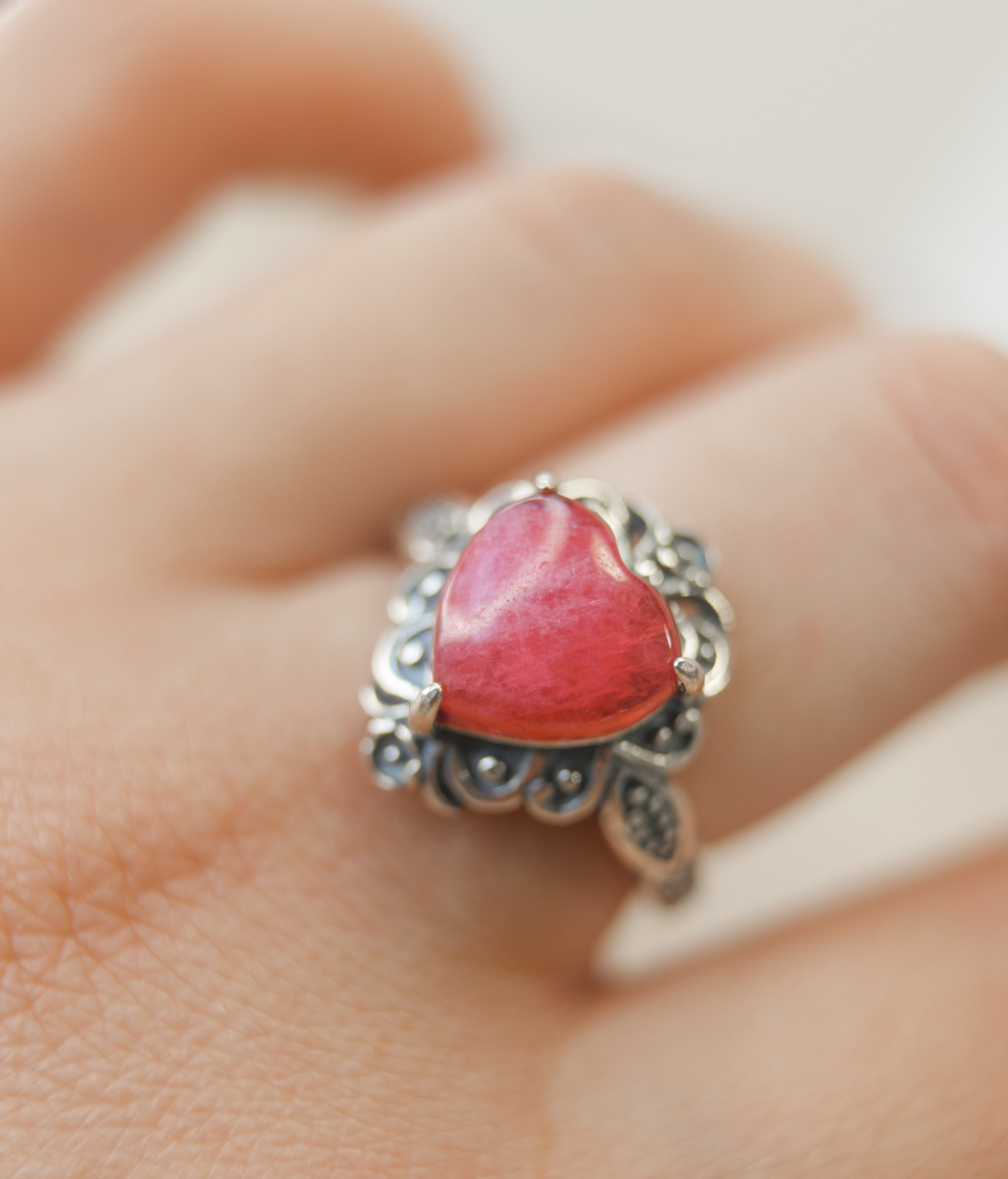 Anillo Corazón de Rodonita en Plata – Amor Propio, Sanación y Equilibrio Emocional