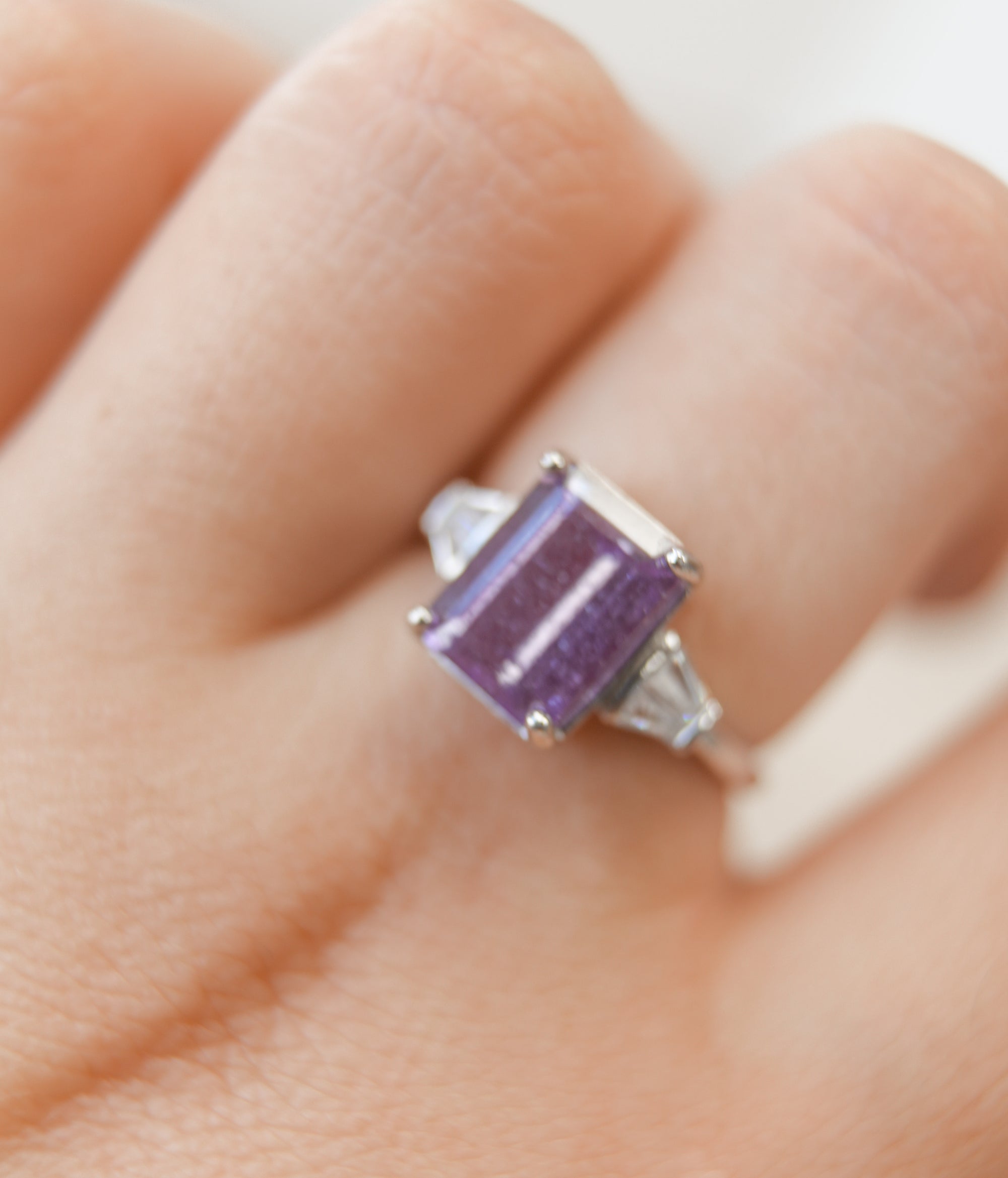 Anillo de Alejandrita en Plata – Magia, Transformación y Dualidad de la Luz