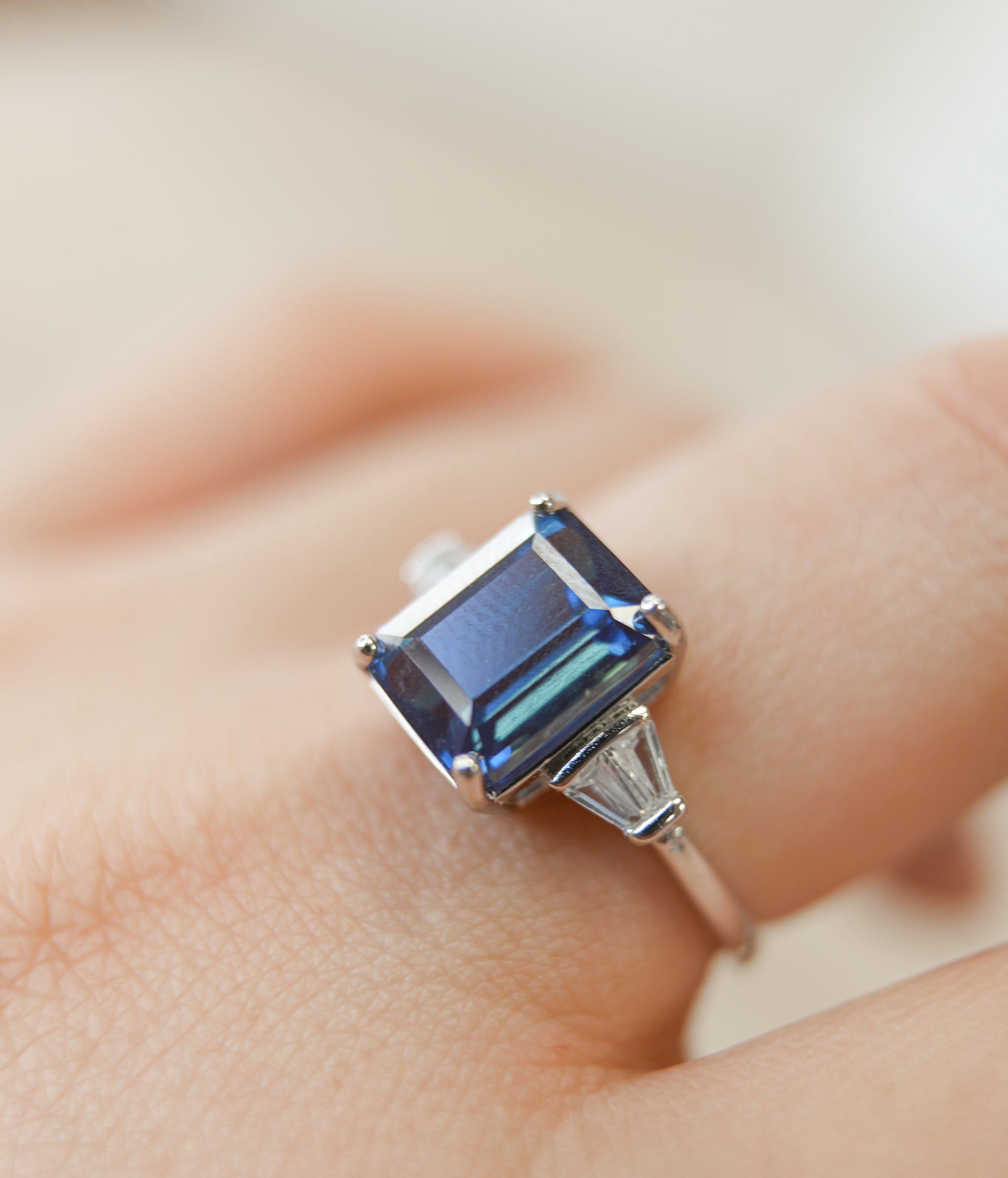 Anillo de Alejandrita en Plata – Magia, Transformación y Dualidad de la Luz