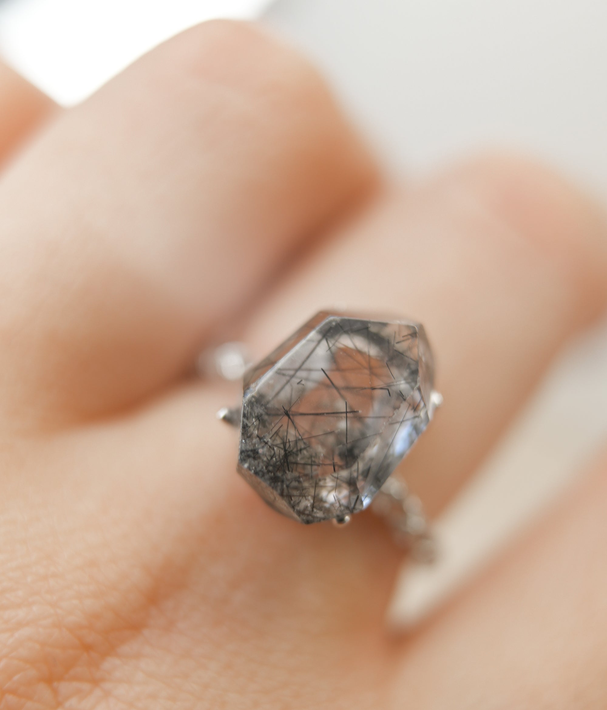 Anillo de Cuarzo Turmalinado en Plata – Protección, Claridad y Energía Equilibrante