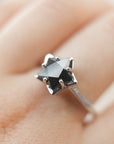 Anillo Estrella de Espinela Negra en Plata – Protección, Confianza y Energía de Enraizamiento