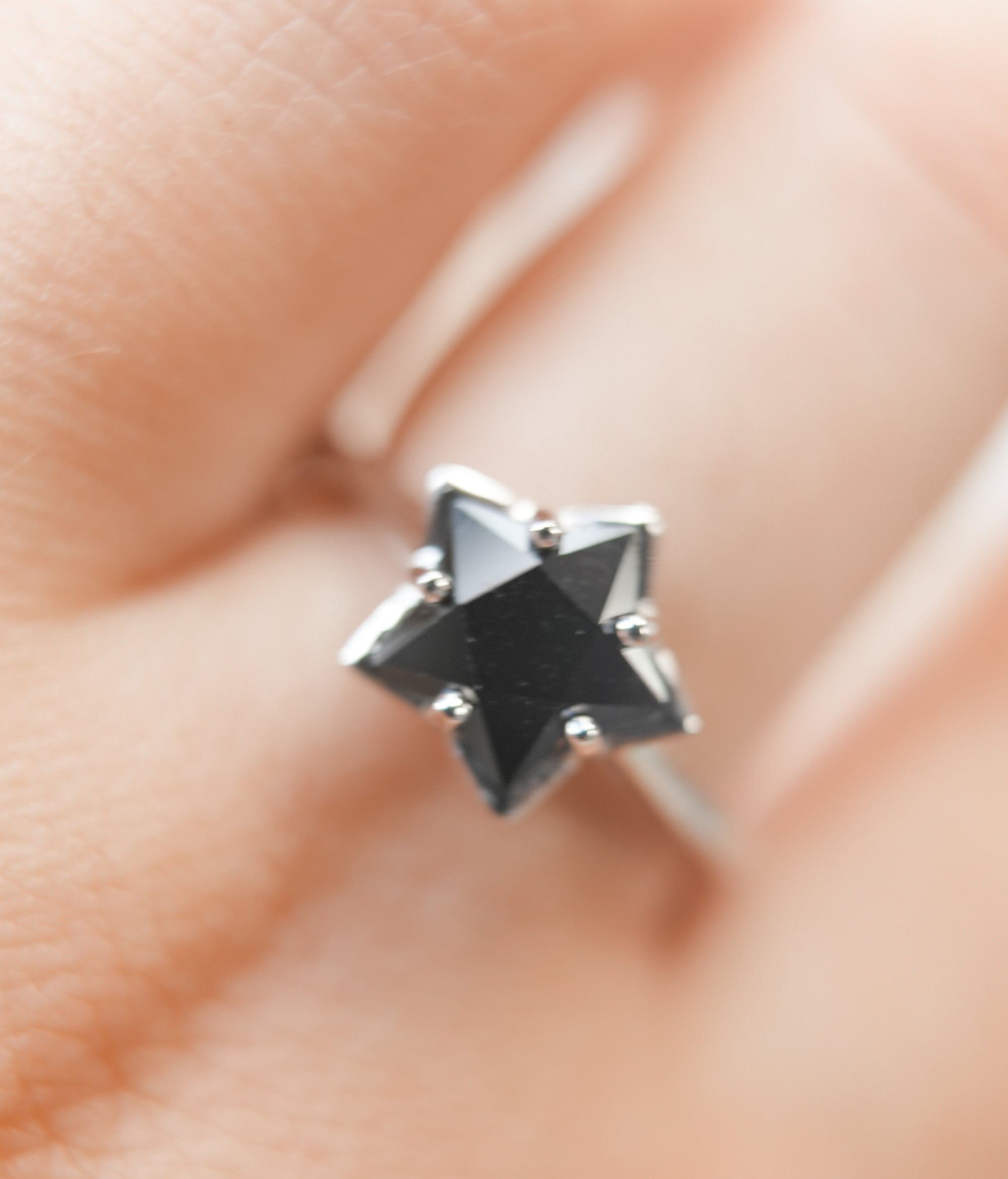 Anillo Estrella de Espinela Negra en Plata – Protección, Confianza y Energía de Enraizamiento