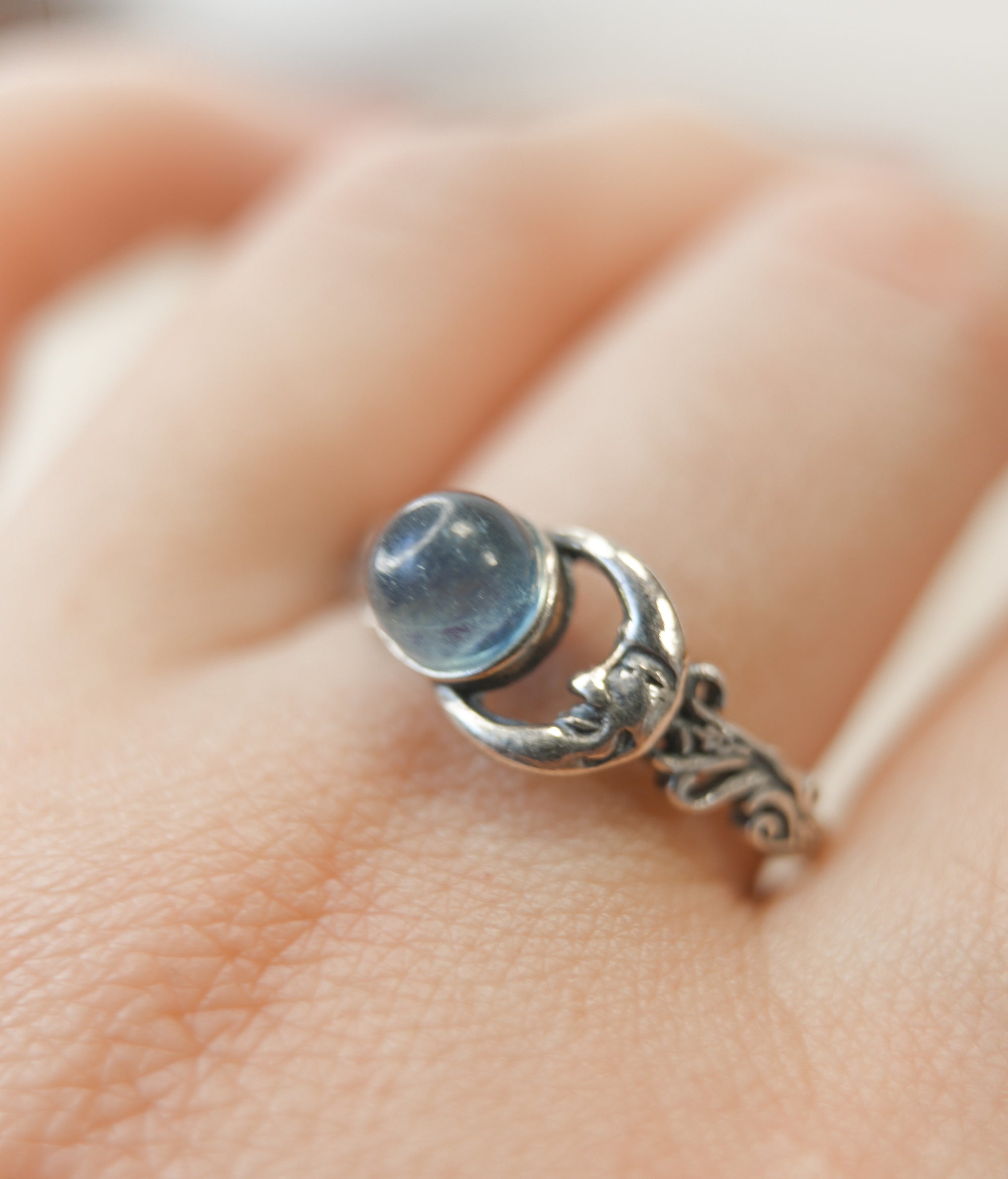 Anillo de Aguamarina con Luna en Plata – Calma, Comunicación y Energía del Mar