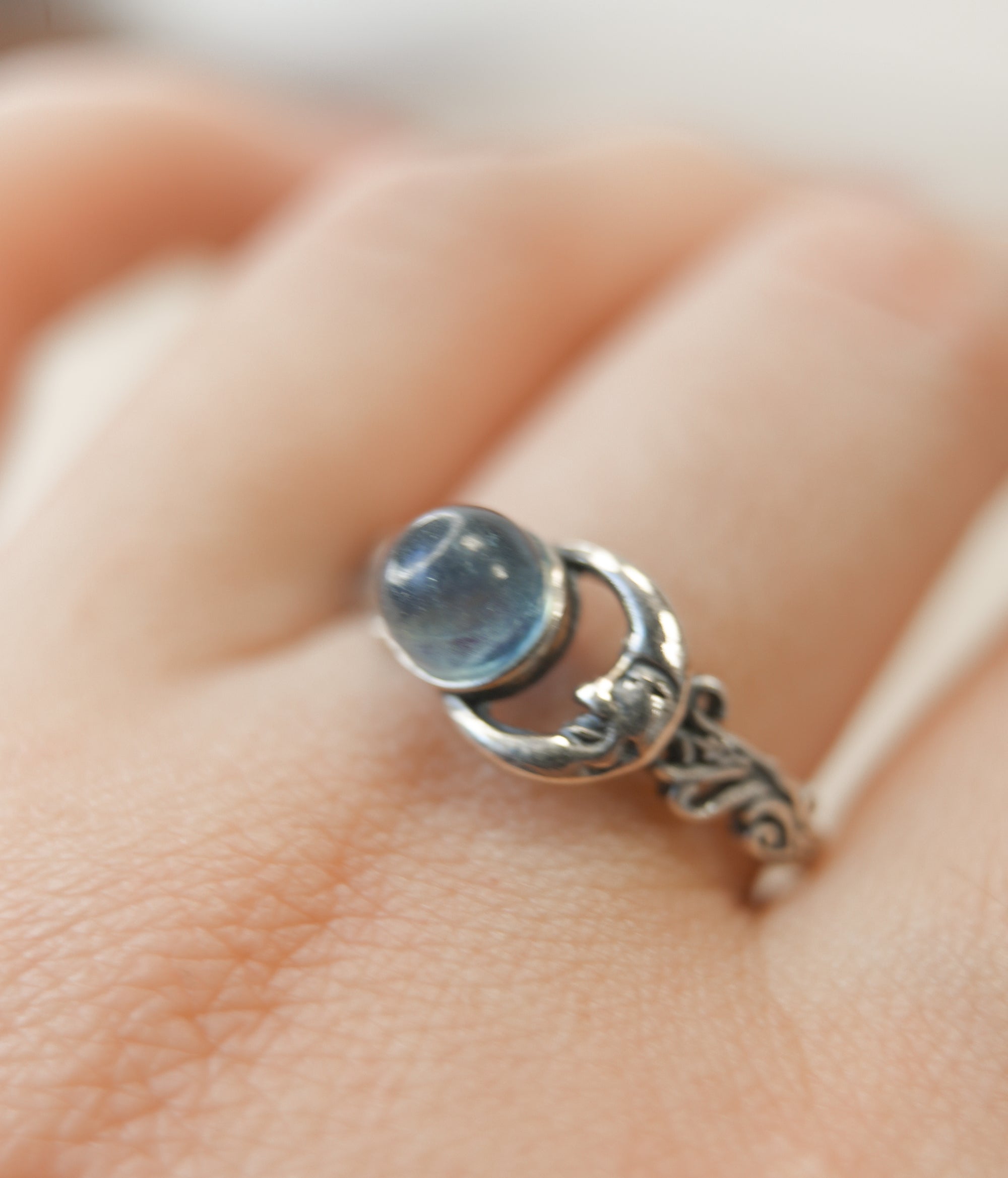 Anillo de Aguamarina con Luna en Plata – Calma, Comunicación y Energía del Mar