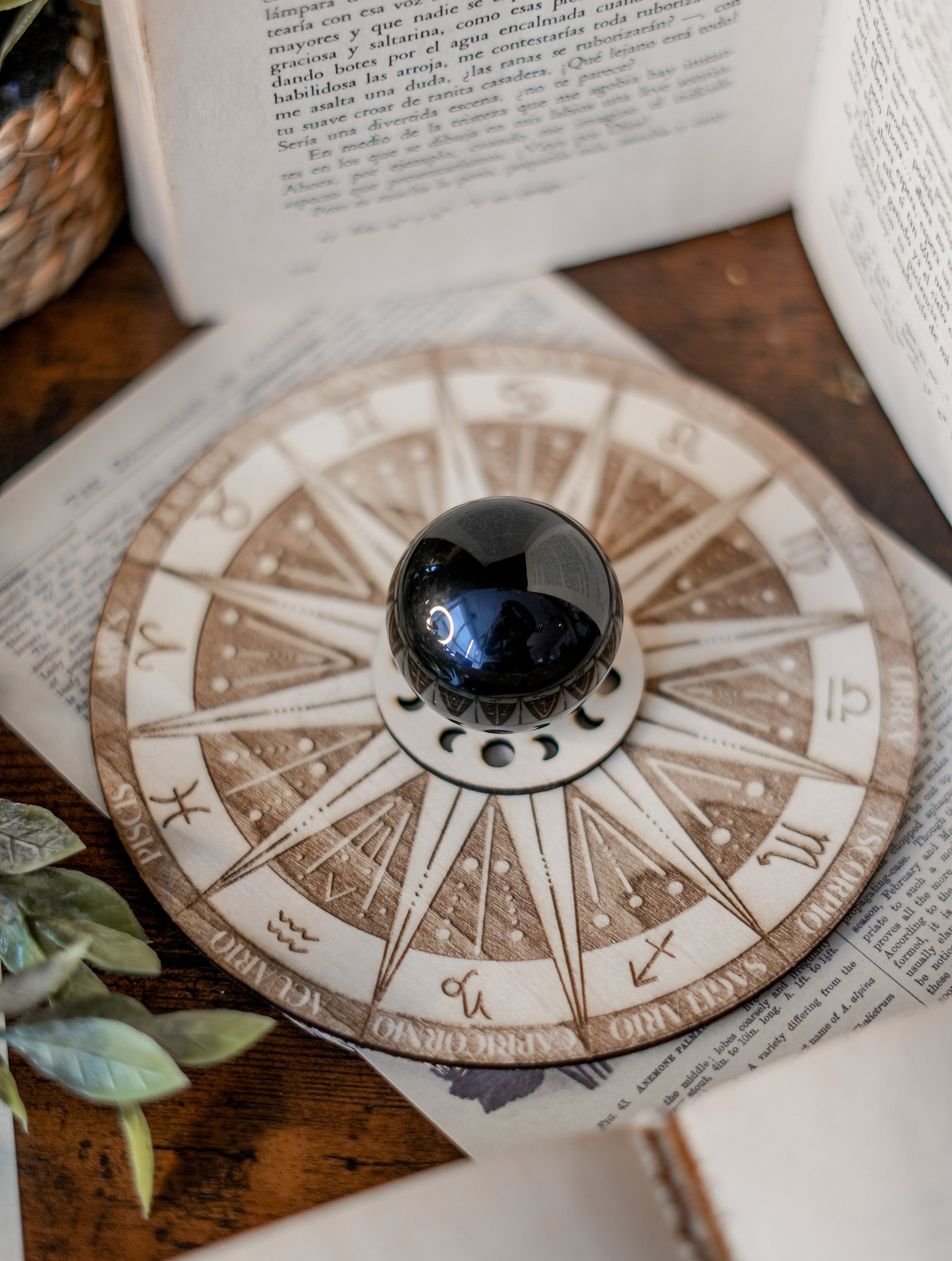 Soporte de madera para esferas · Zodiaco y fases lunares