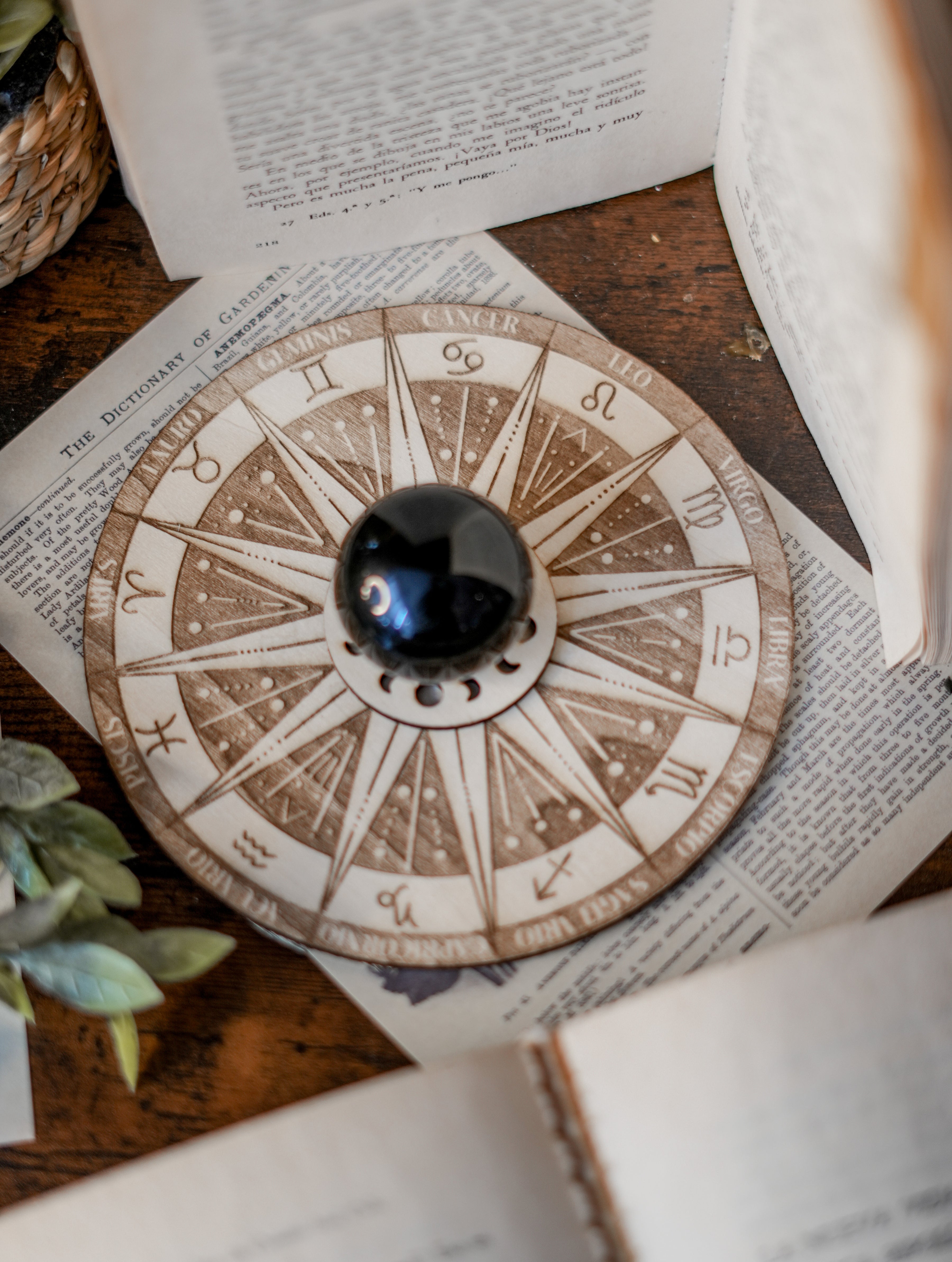 Soporte de madera para esferas · Zodiaco y fases lunares
