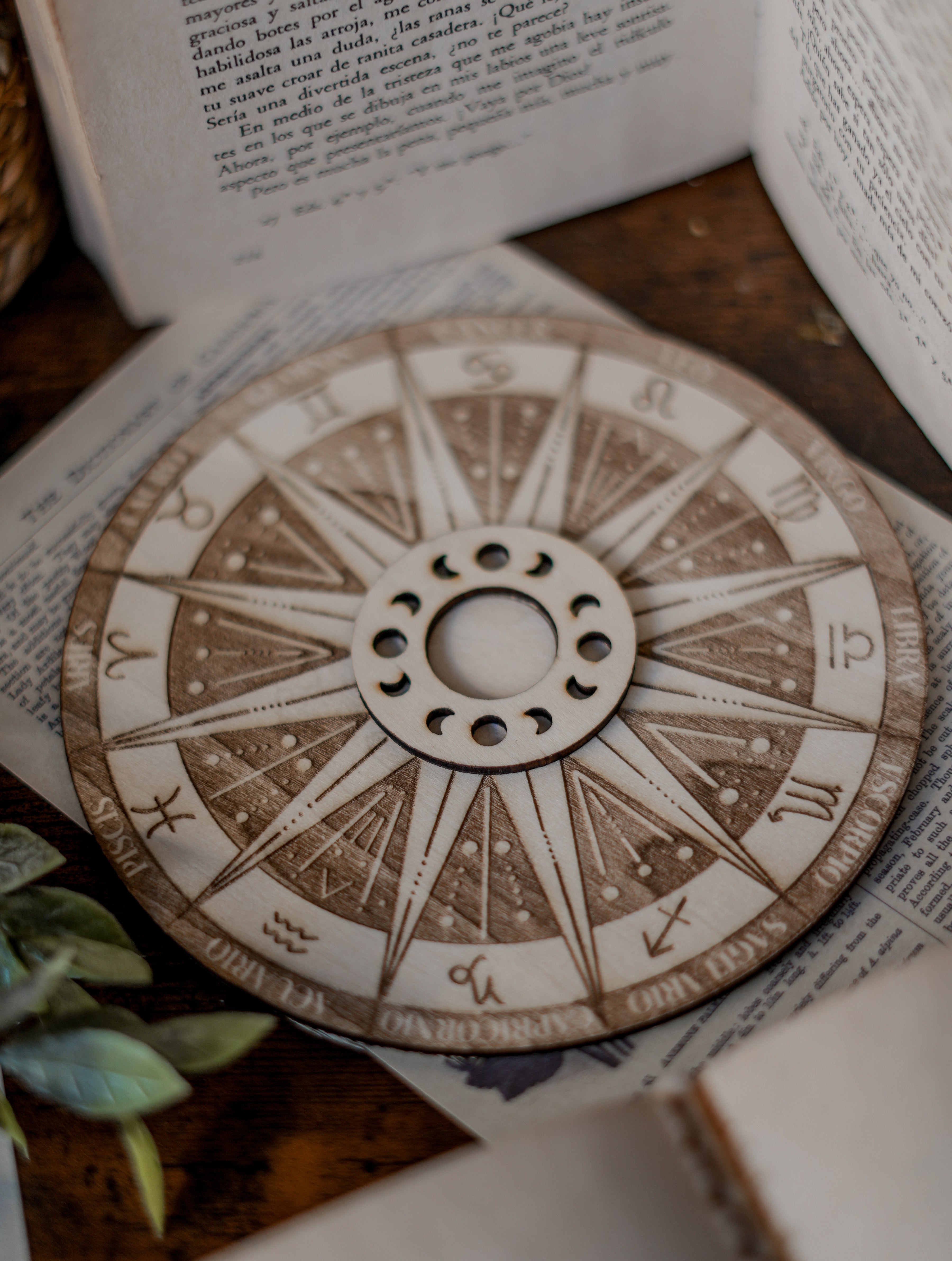 Soporte de madera para esferas · Zodiaco y fases lunares