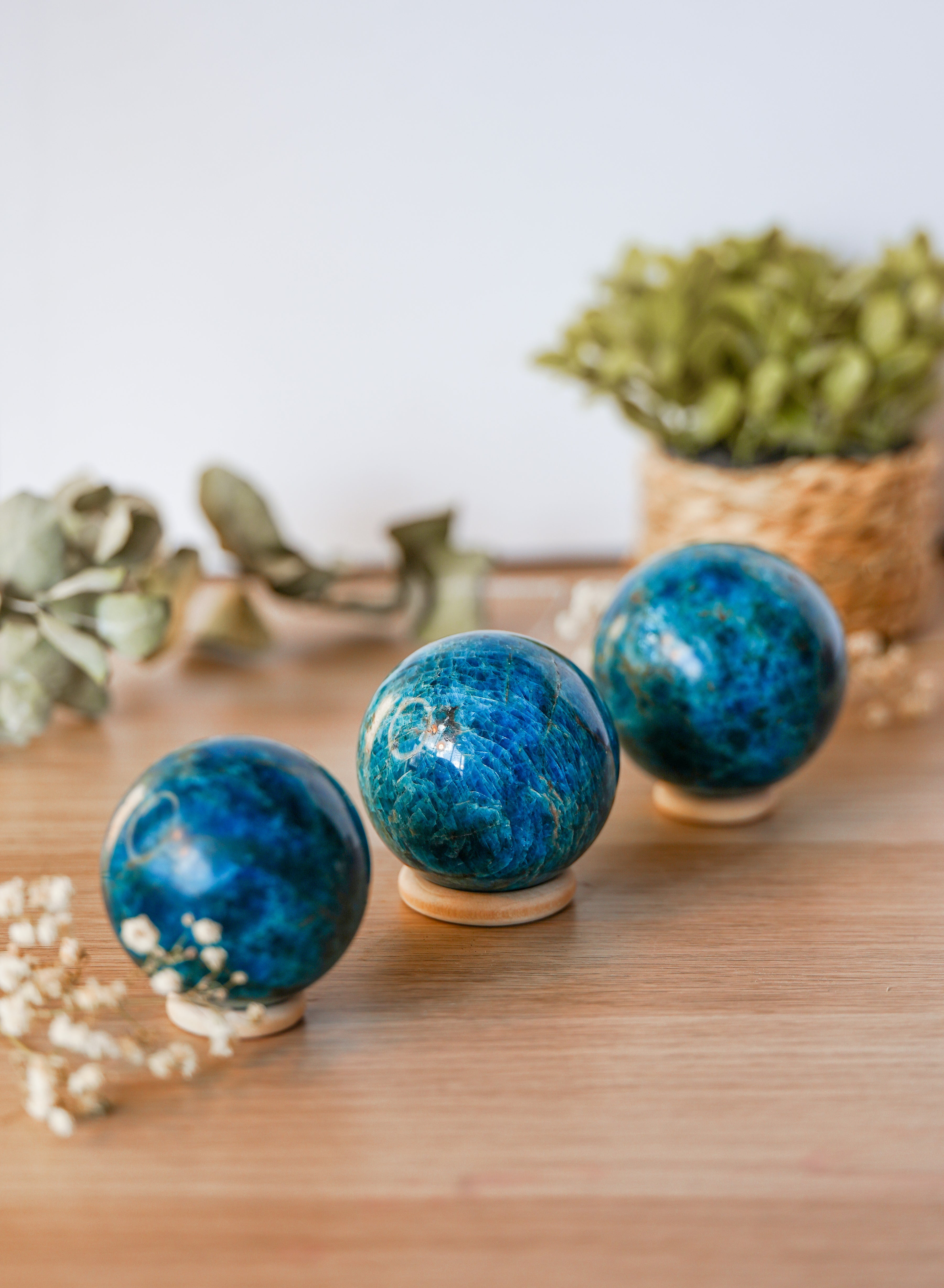 Esfera pulida de apatito con piedra luna