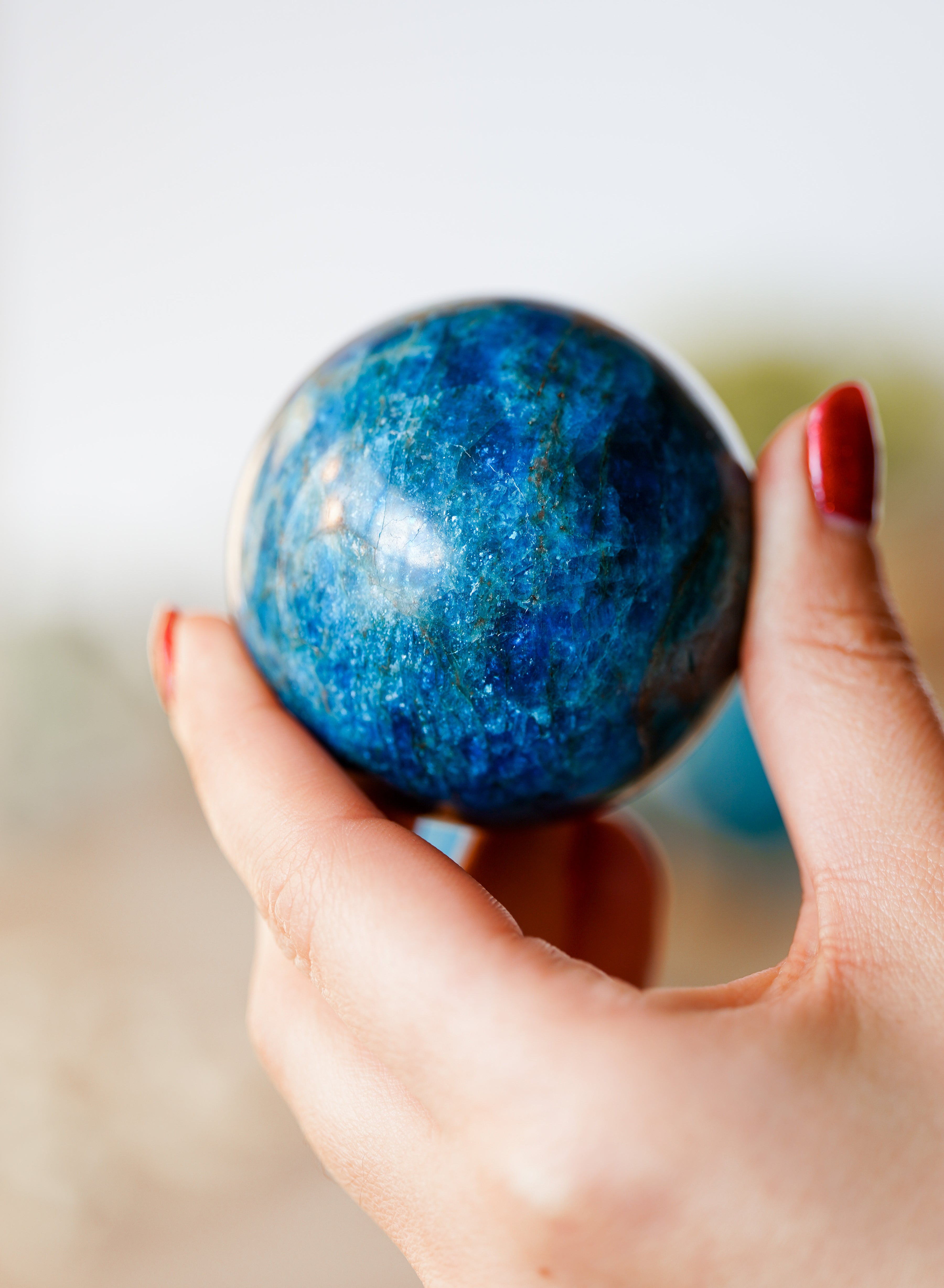 Esfera pulida de apatito con piedra luna