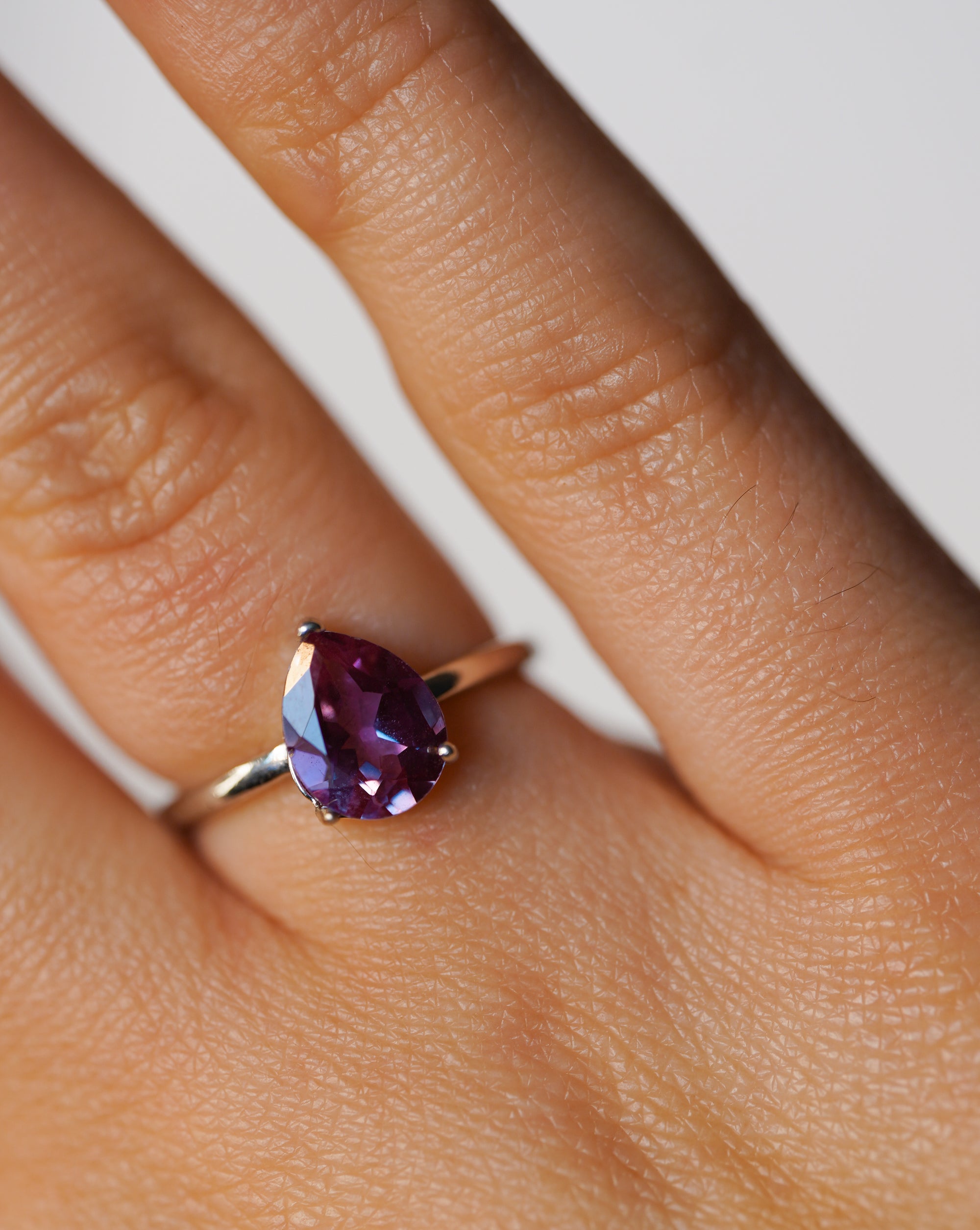 Anillo de Alejandrita en Plata – Magia, Transformación y Dualidad