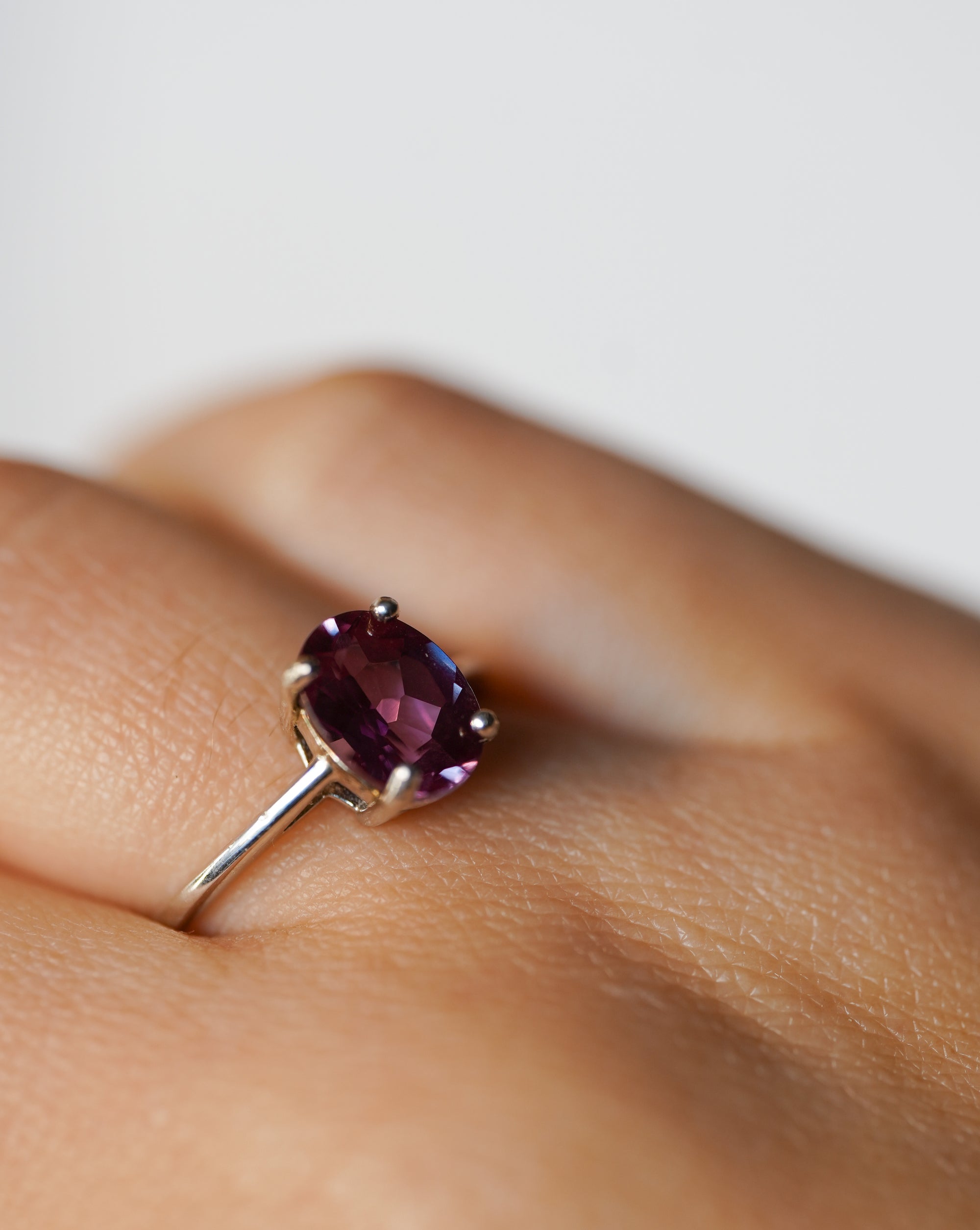 Anillo de Alejandrita en Plata – Magia, Transformación y Dualidad