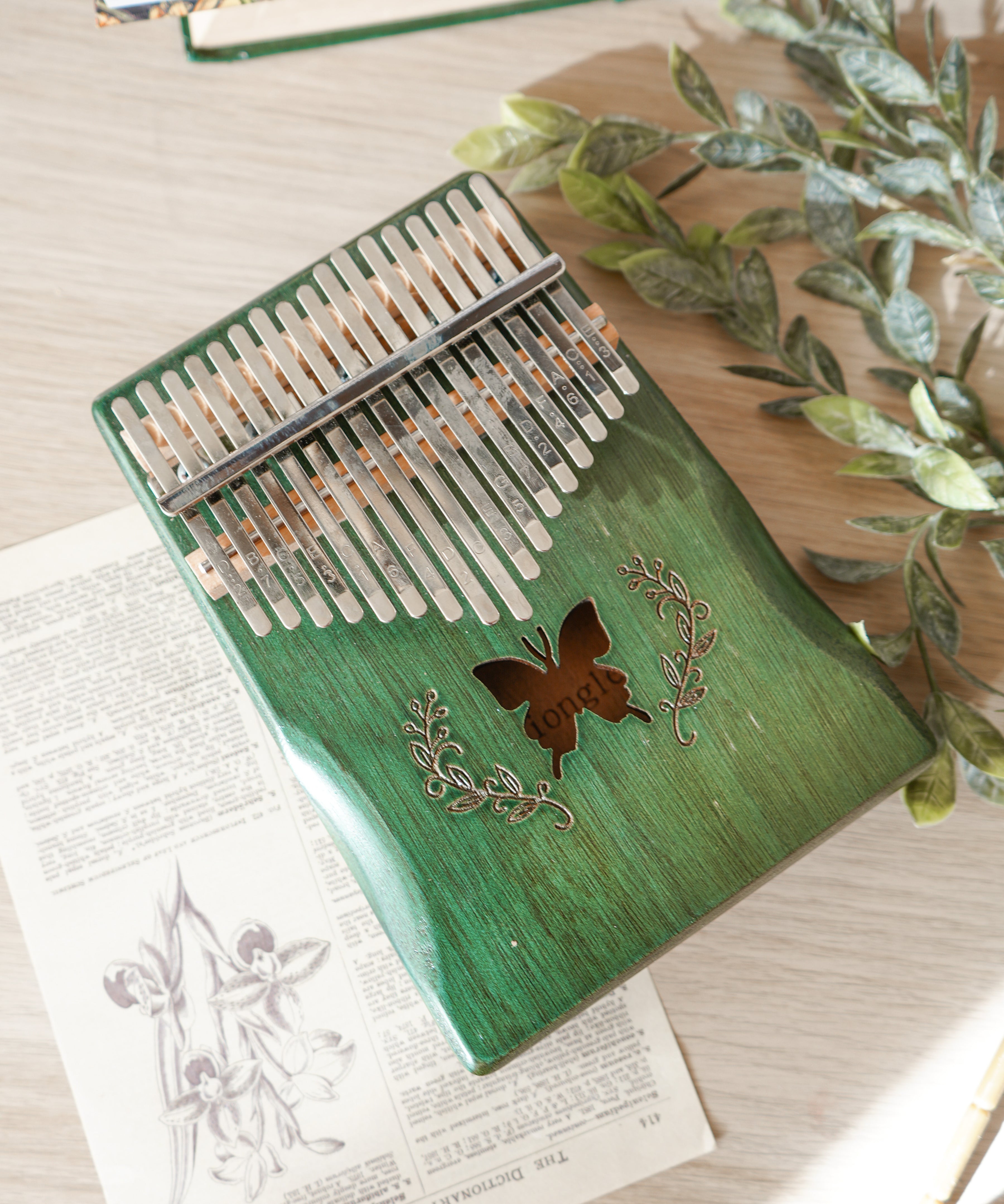 Kalimba de madera con mariposa